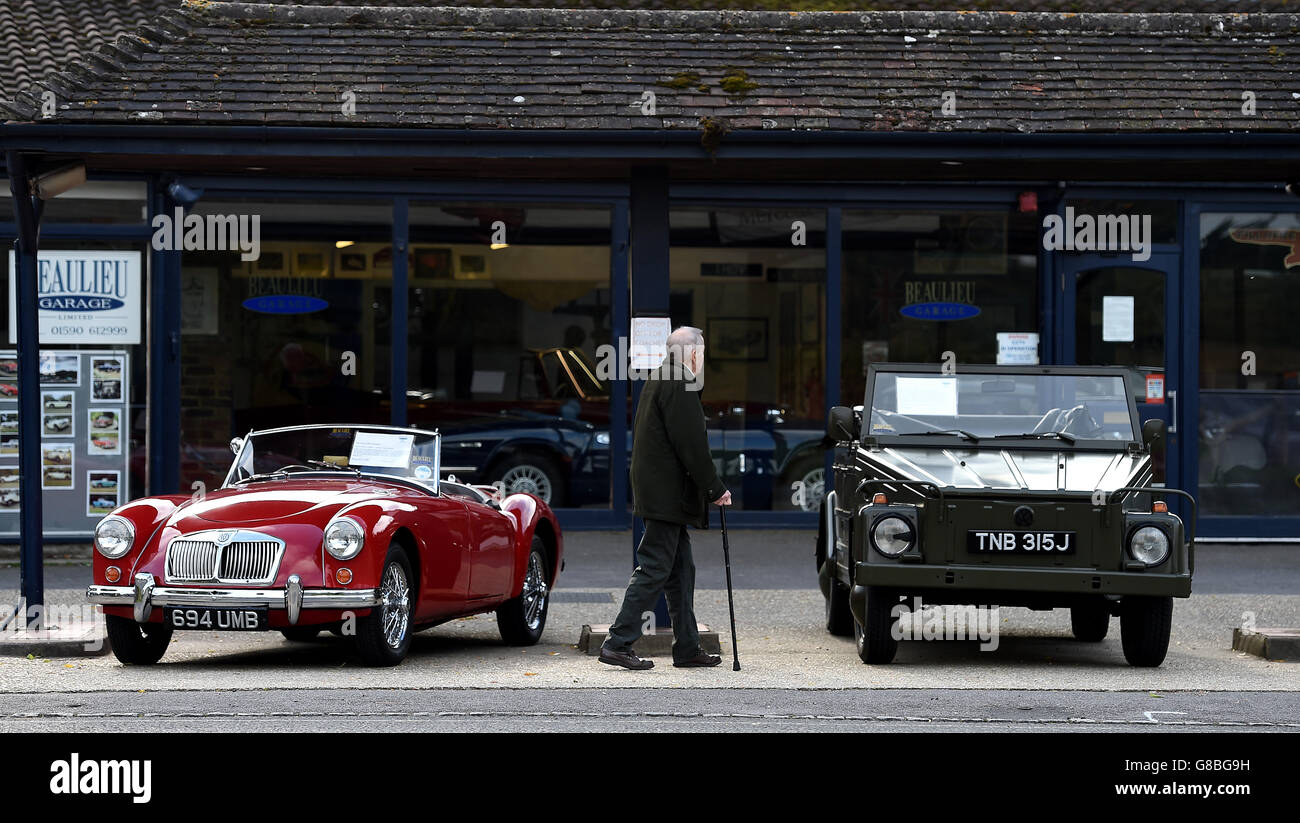 A gentleman looks at classic cars as he passes Beaulieu garage on the outskirts of Beaulieu Village in the New Forest, which was recently voted one of the best places in the UK to live Stock Photo