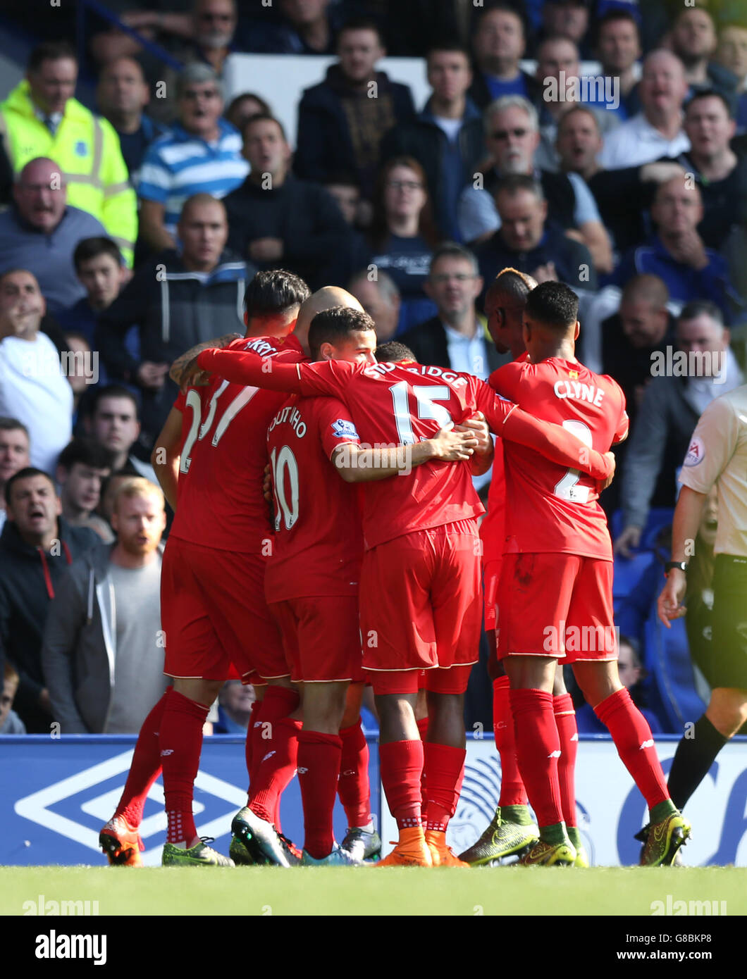 Soccer - Barclays Premier League - Everton v Liverpool - Goodison Park. Liverpool's Danny Ings celebrates scoring his side's first goal of the game with teammates Stock Photo