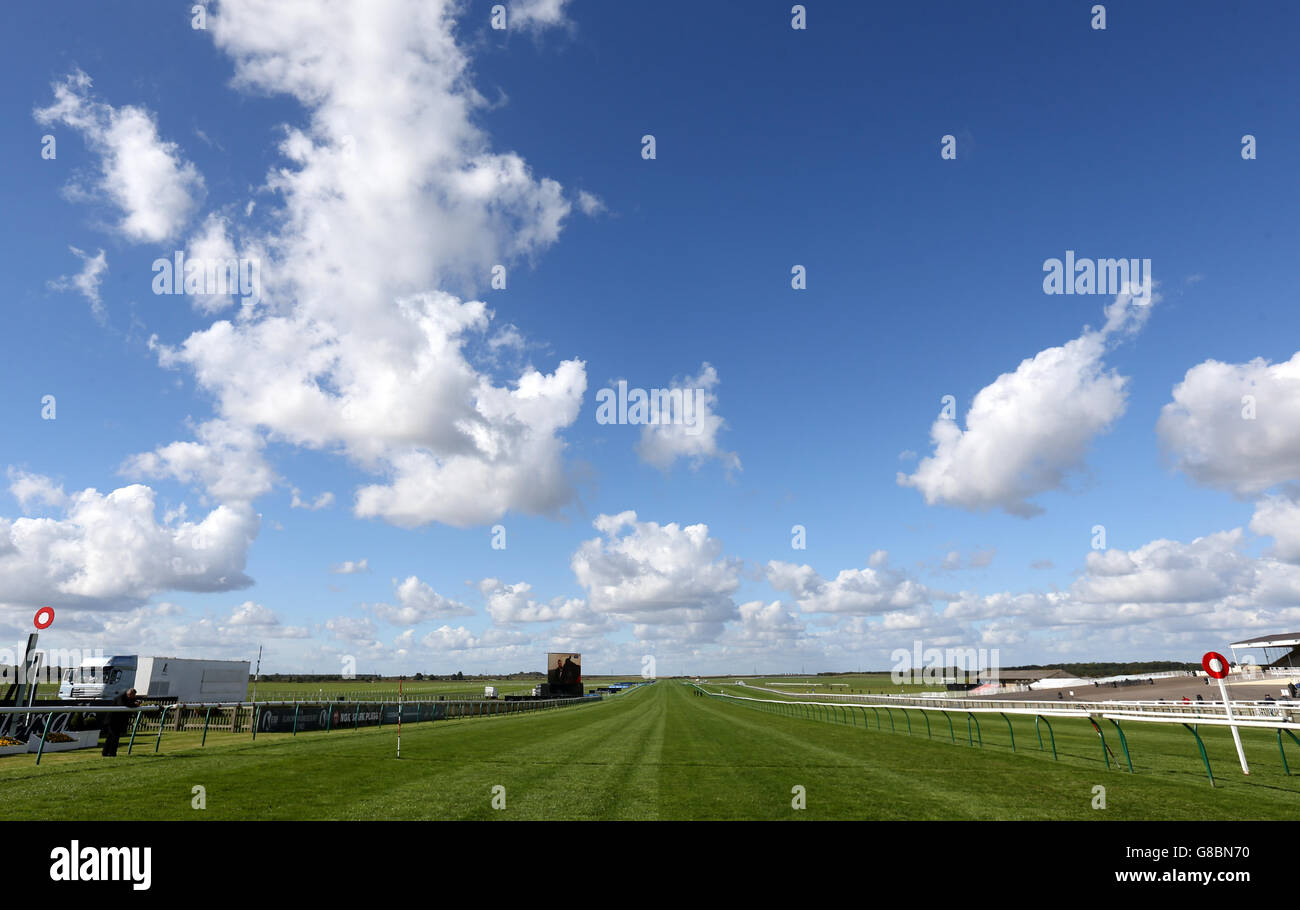 Horse Racing - The Cambridgeshire Meeting - Day One - Newmarket Racecourse. A general view looking up the Rowley Mile Course during day one of The Cambridgeshire Meeting at Newmarket Racecourse. Stock Photo