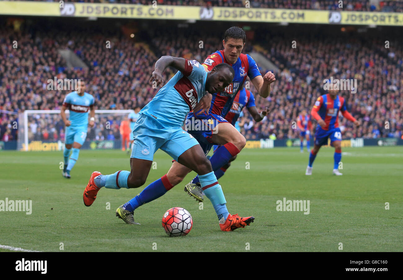 West Ham United's Victor Moses, (left) battles for possession of the ball with Crystal Palace's Martin Kelly, (right) during the Barclays Premier League match at Selhurst Park, London. Stock Photo