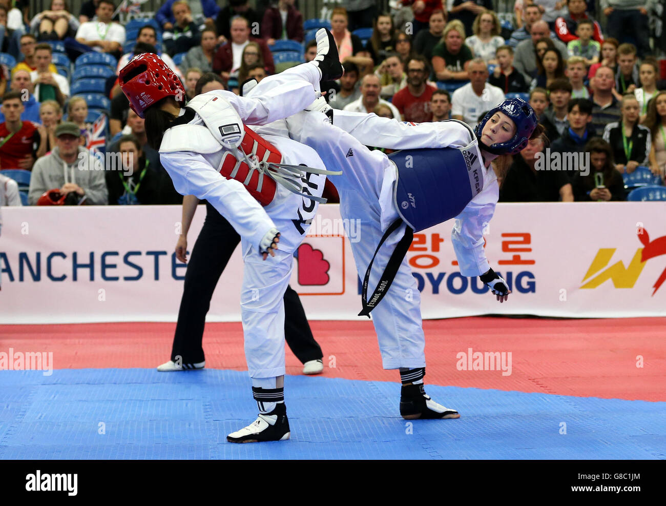 Great Britain's Jade Jones (right) in action against South Korea's Sohee Kim during their Women's -57 Quarter final match during day two of the WTF World Taekwondo Championships at Manchester Regional Arena. PRESS ASSOCIATION Photo. Picture date: Saturday October 17, 2015. Photo credit should read: Simon Cooper/PA Wire. Stock Photo