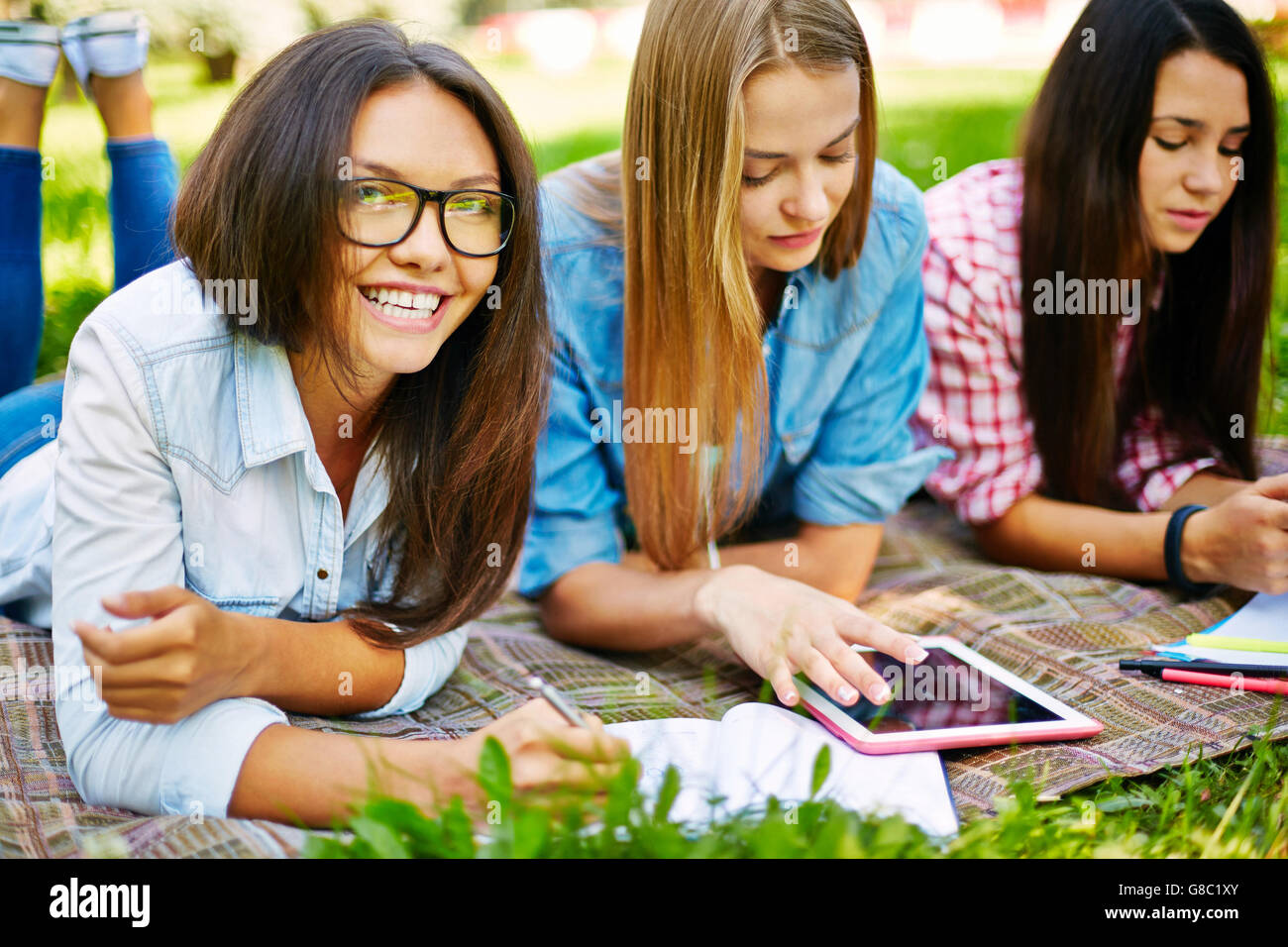 Teens in park hi-res stock photography and images - Alamy