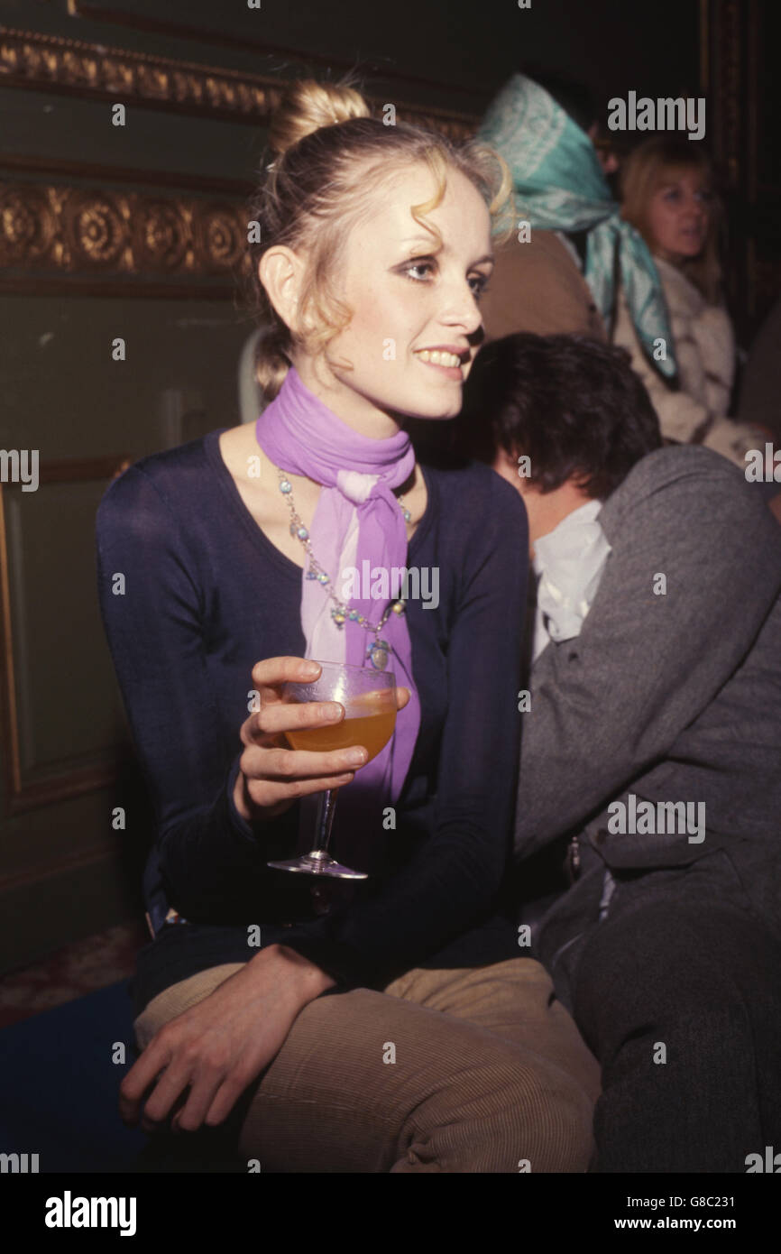 Fashion - Twiggy - Ritz, London. Twiggy takes a break from modelling a new range of coloured tights at the Ritz Hotel in London. Stock Photo