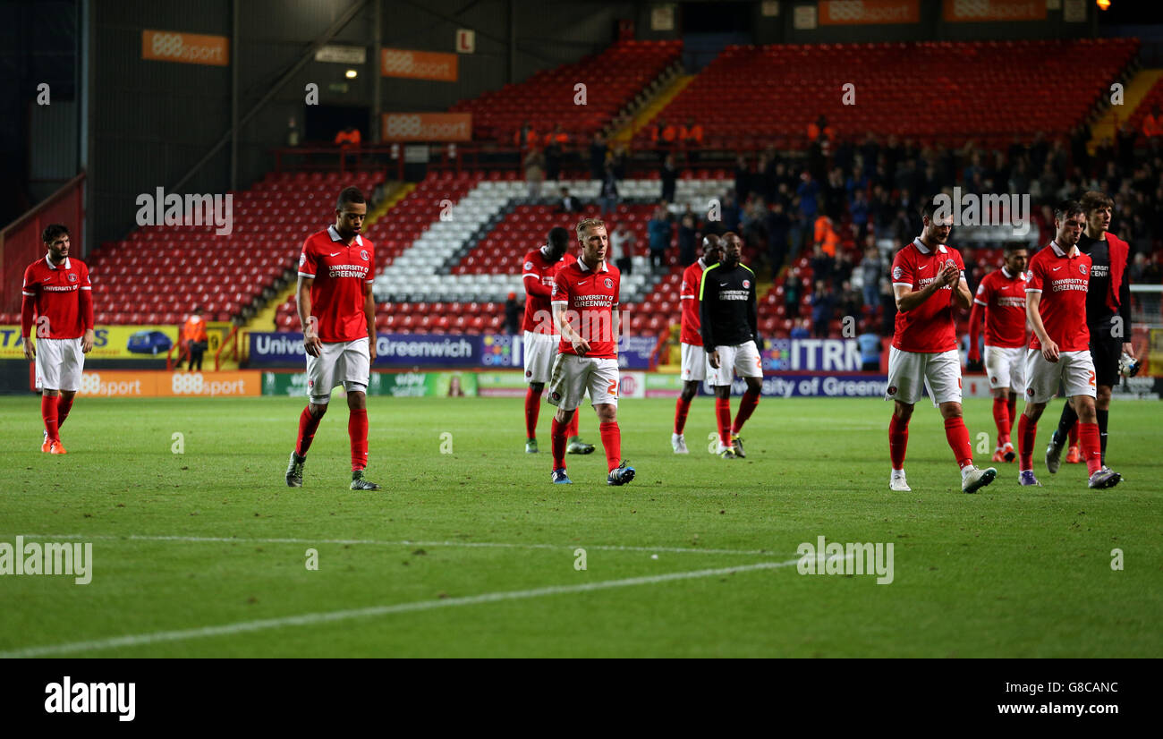 Soccer - Sky Bet Championship - Charlton Athletic v Preston North End - The Valley. General view of the Charlton Athletic players looking dejected at full time Stock Photo