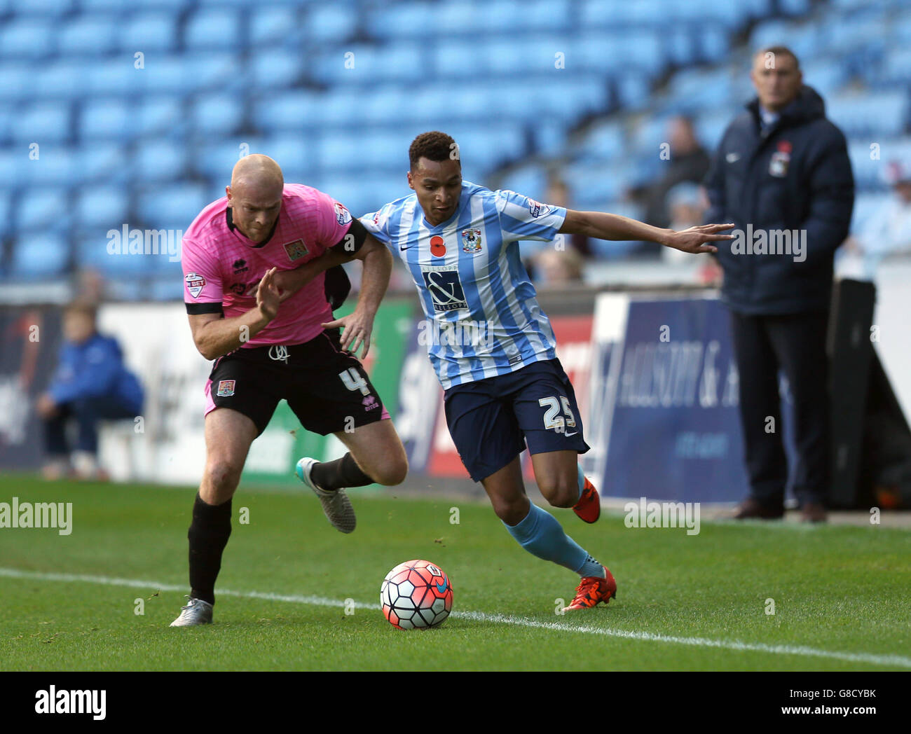 Soccer - Emirates FA Cup - First Round - Coventry City v Northampton Town - Ricoh Arena. Coventry City's Jacob Murphy (right) and Northampton Town's Jason Taylor battle for the ball Stock Photo