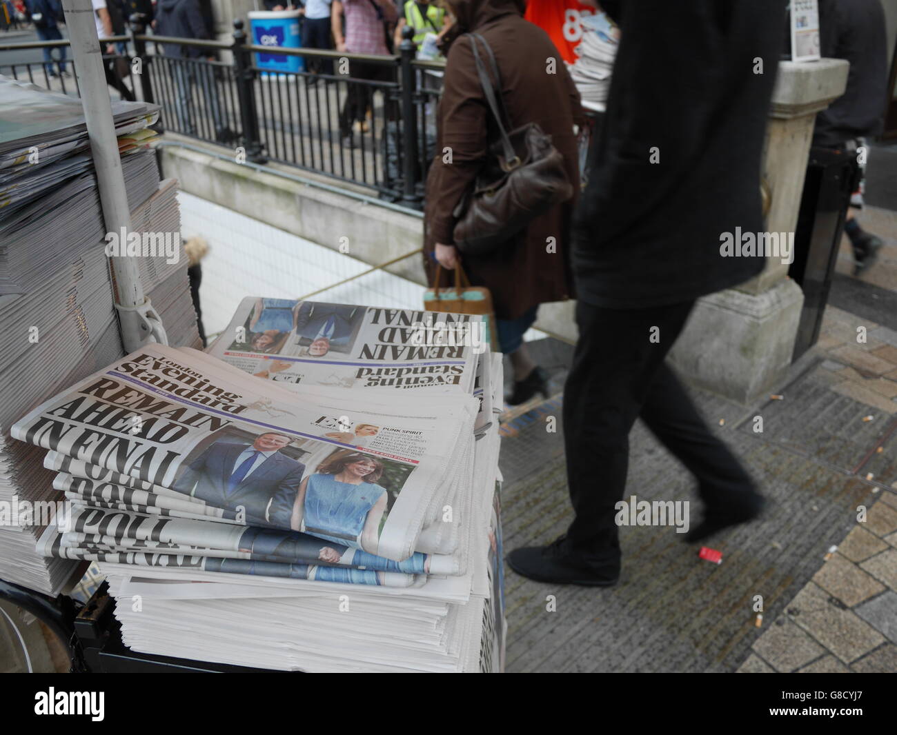 Oxford Street London Evening standard newspapers with 'Remain ahead' headline in brexit referendum Stock Photo