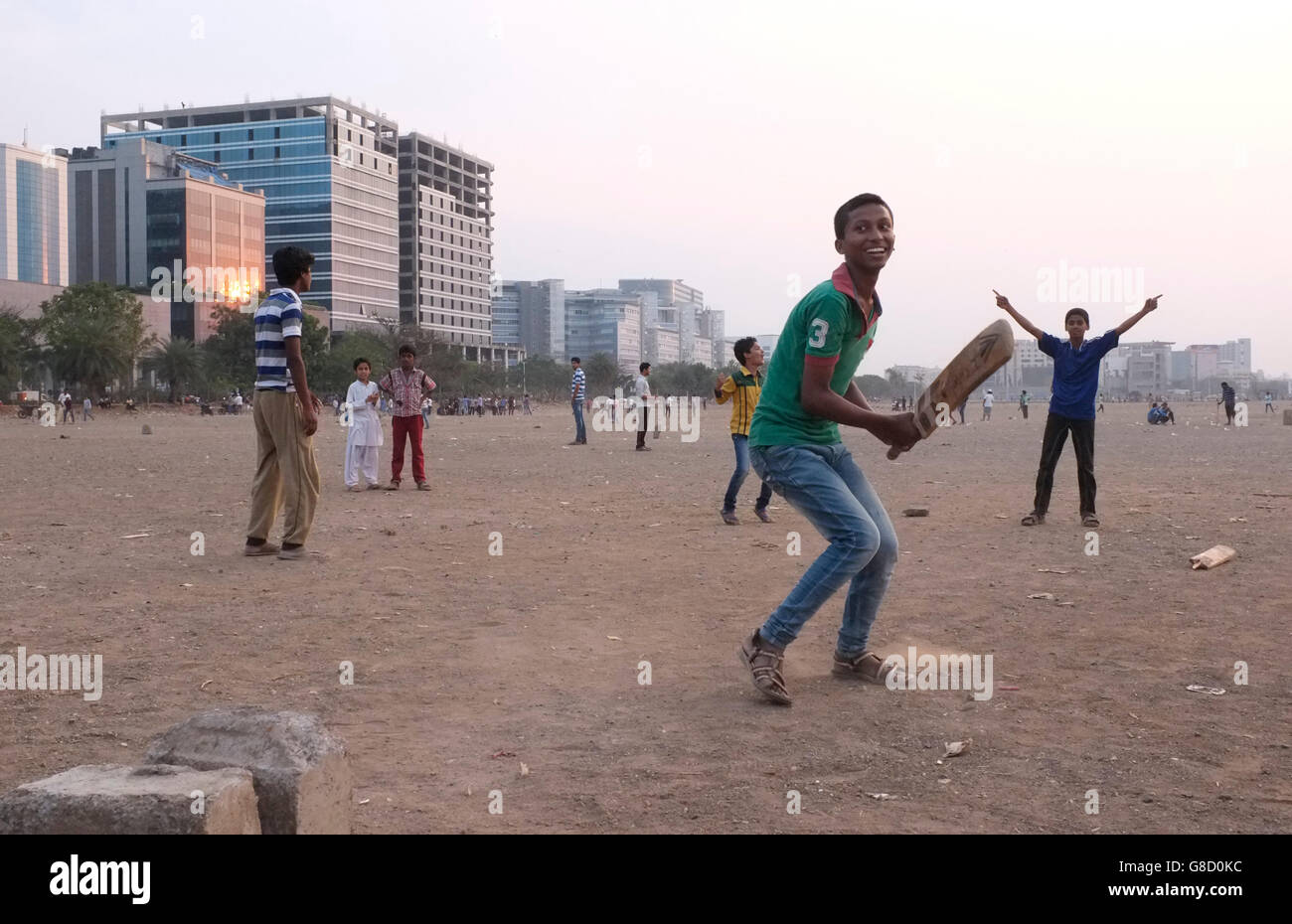 street kids and adults play cricket in the B.K.C. Bandra Kurla Complex, Bandra East, Mumbai, Maharashtra, India Stock Photo