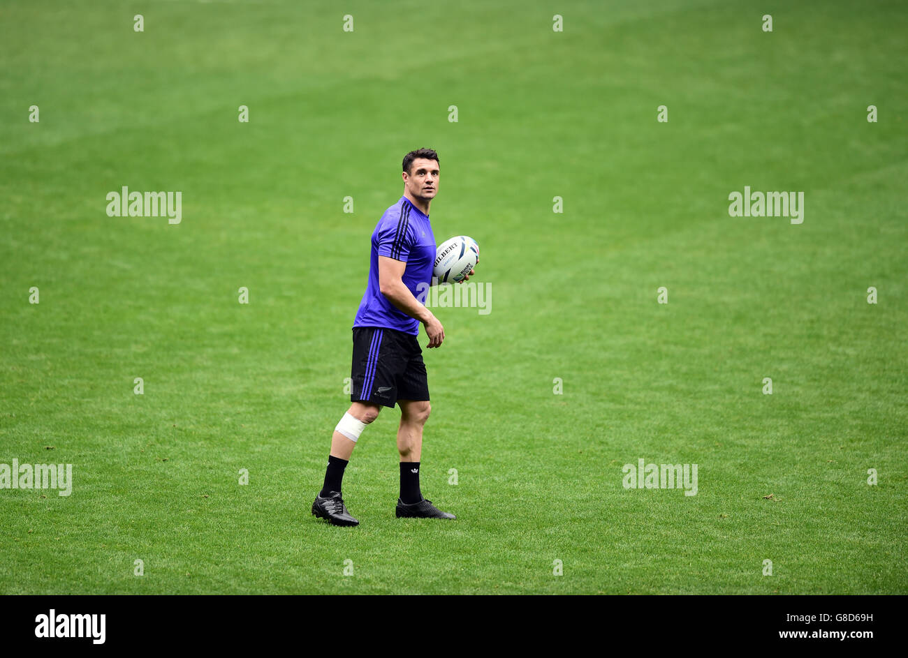 Dan carter all blacks 2015 hi-res stock photography and images - Alamy