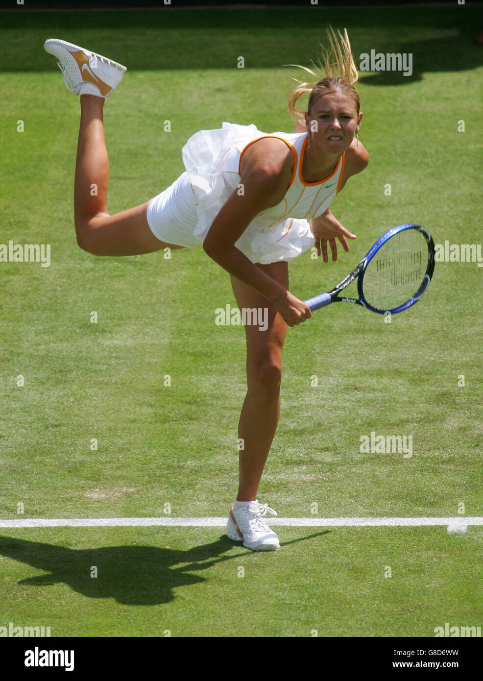 Tennis - Wimbledon Championships 2005 - Women's First Round - Maria Sharapova v Nuria Llagostera - All England Club. Russia's Maria Sharapova serves to Spain's Nuria Llagostera Stock Photo