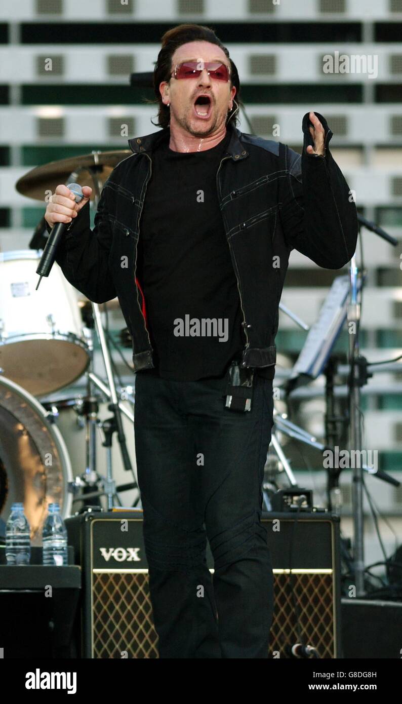 U2 Concert, Twickenham Stadium. Bono performs onstage. Stock Photo