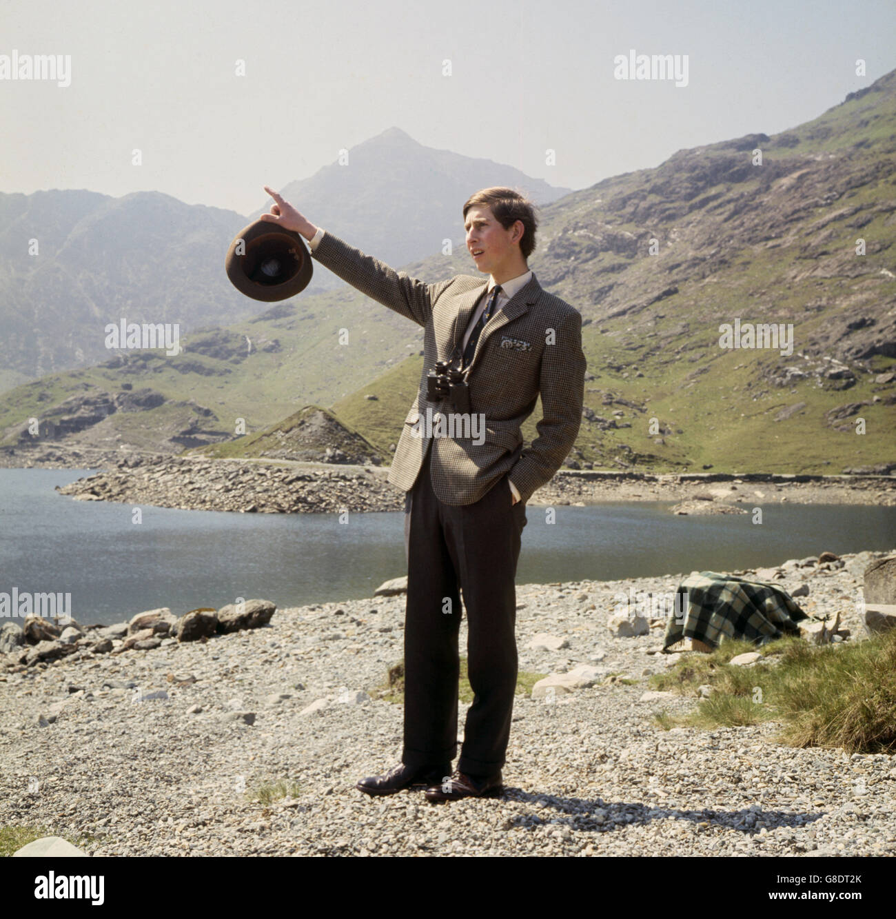 Prince Charles points at something with Mount Snowdon on the background during his walk and picnic in Snowdonia after chairing a Countryside in 1970 committee meeting at Bangor University. Stock Photo