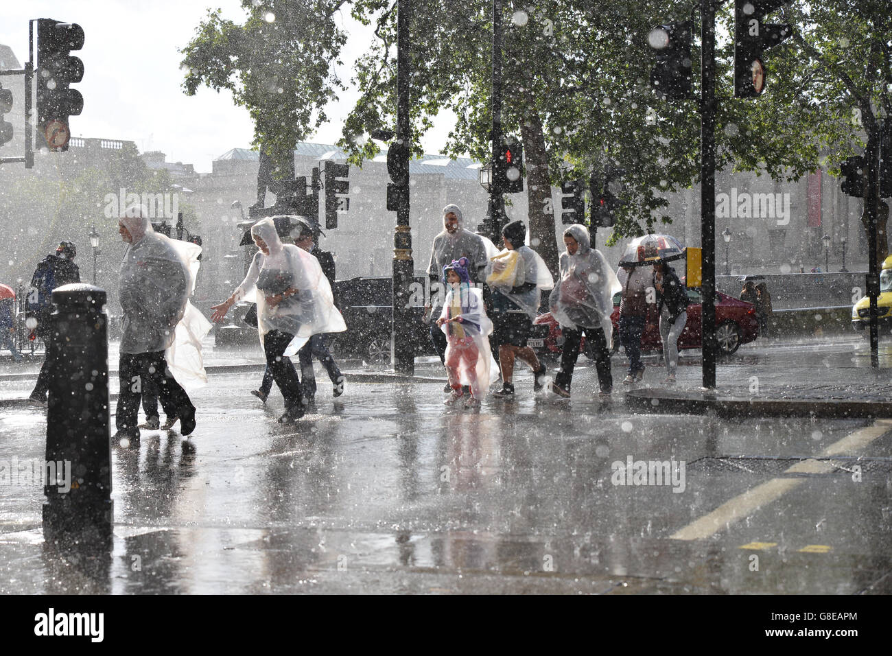 Trafalgar Square, London, UK. Sunshine follows a torrential downpour of rain in central London. © Matthew Chattle/Alamy Live New Stock Photo