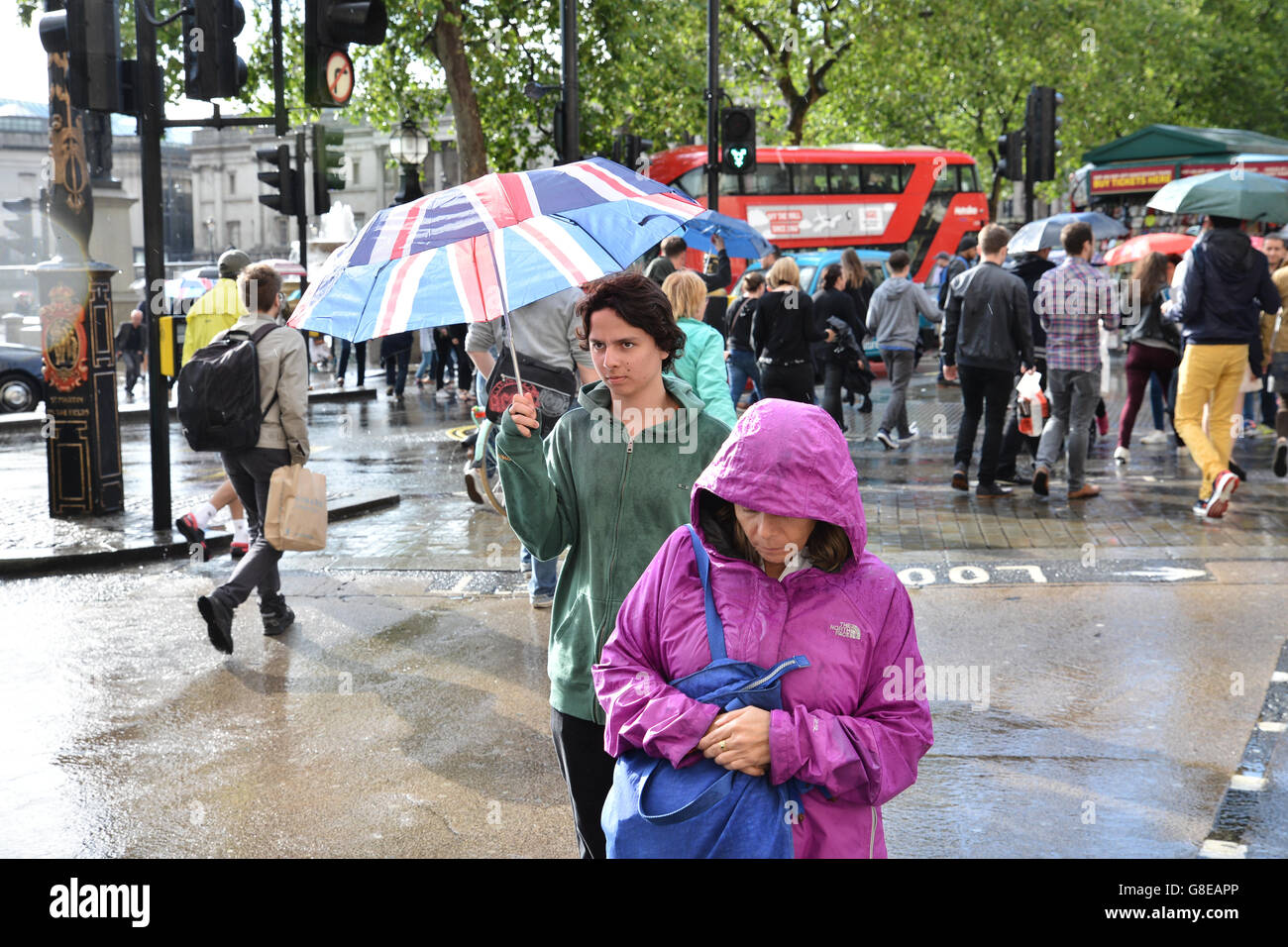 Trafalgar Square, London, UK. Sunshine follows a torrential downpour of rain in central London. © Matthew Chattle/Alamy Live New Stock Photo