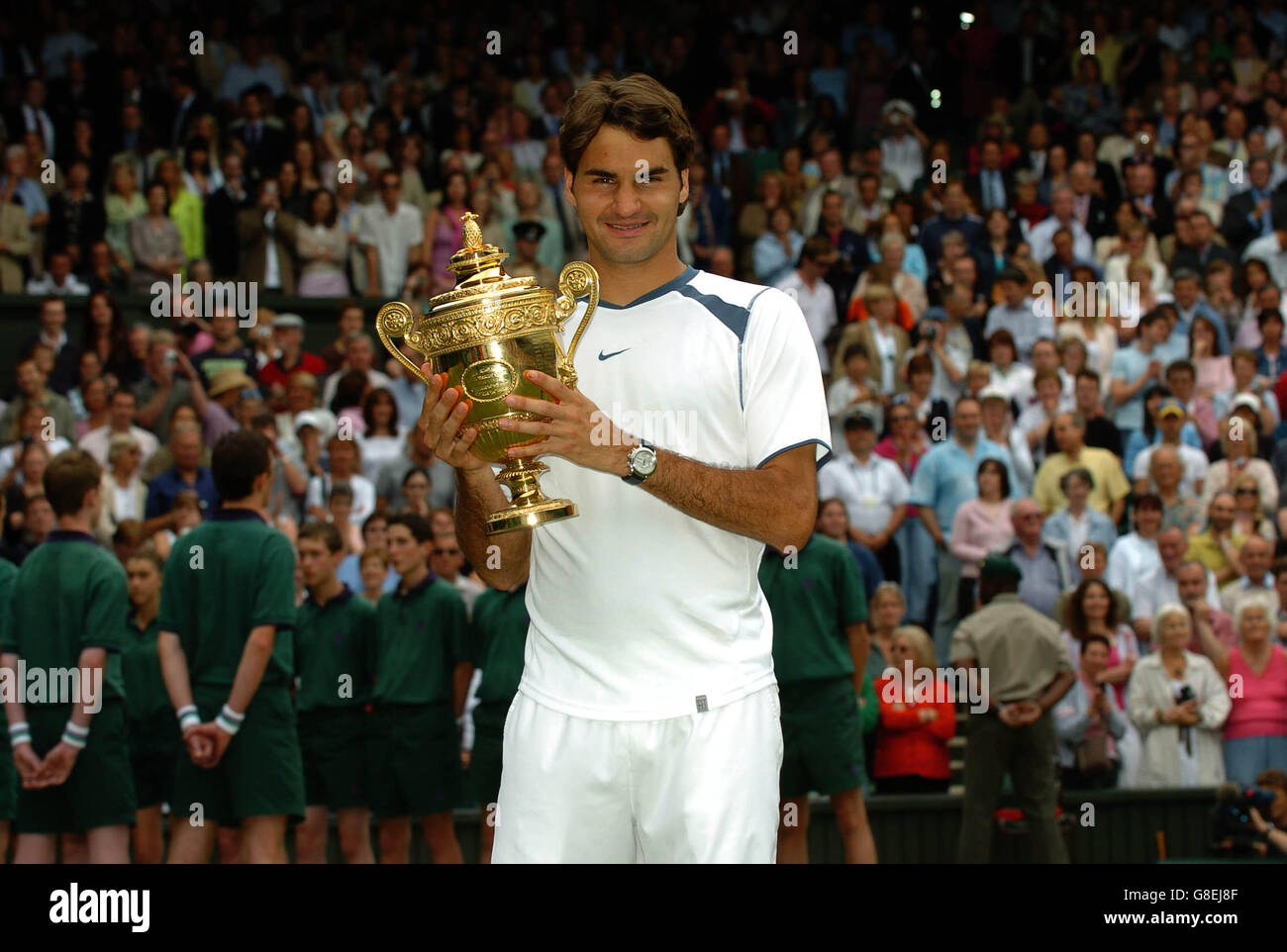 Tennis - Wimbledon Championships 2005 - Men's Final - Roger Federer v Andy  Roddick - All England Club. Roger Federer with the trophy after defeating  Andy Roddick Stock Photo - Alamy