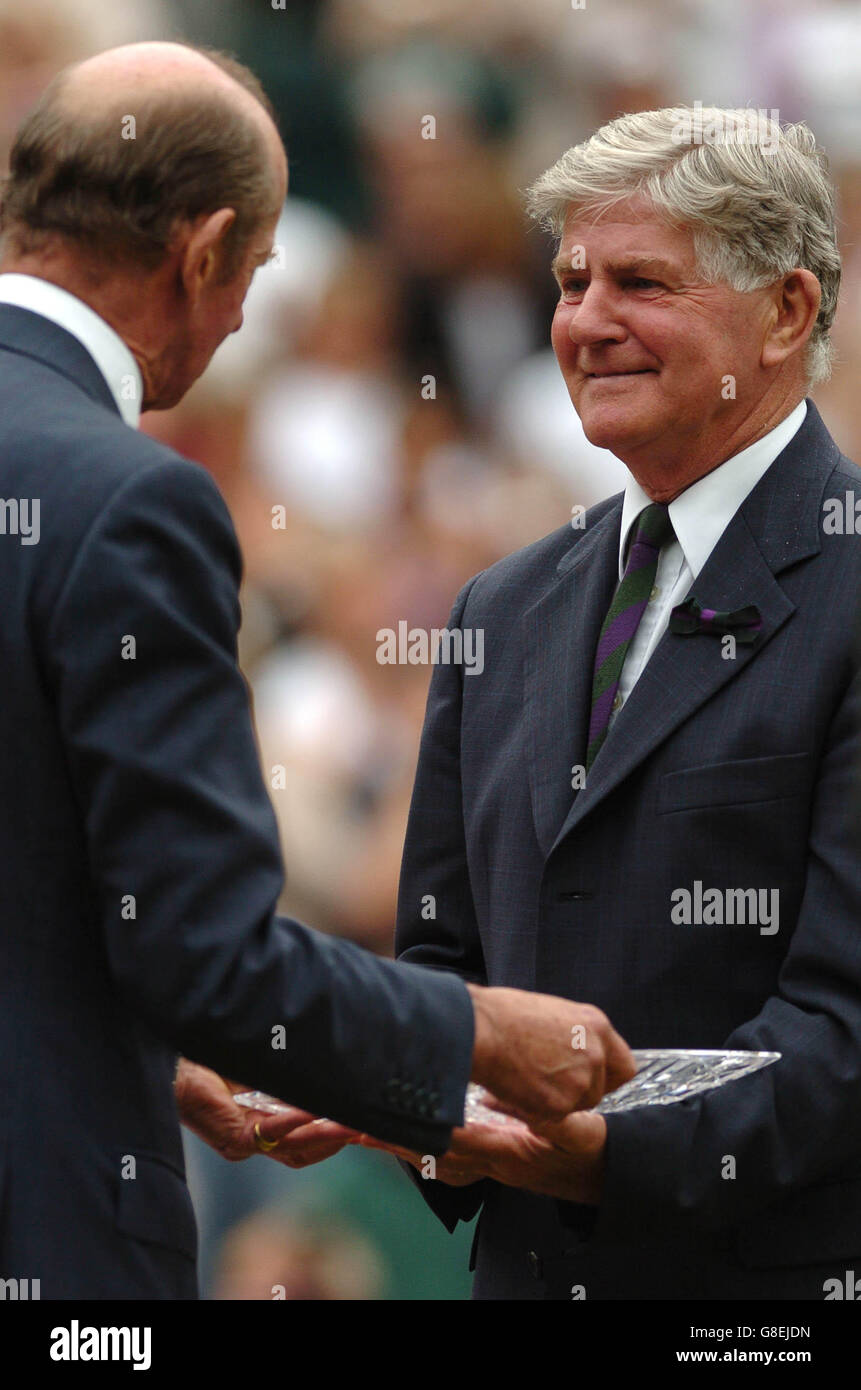 Tournament referee Alan Mills receives his award on his retirement from Duke of Kent Stock Photo