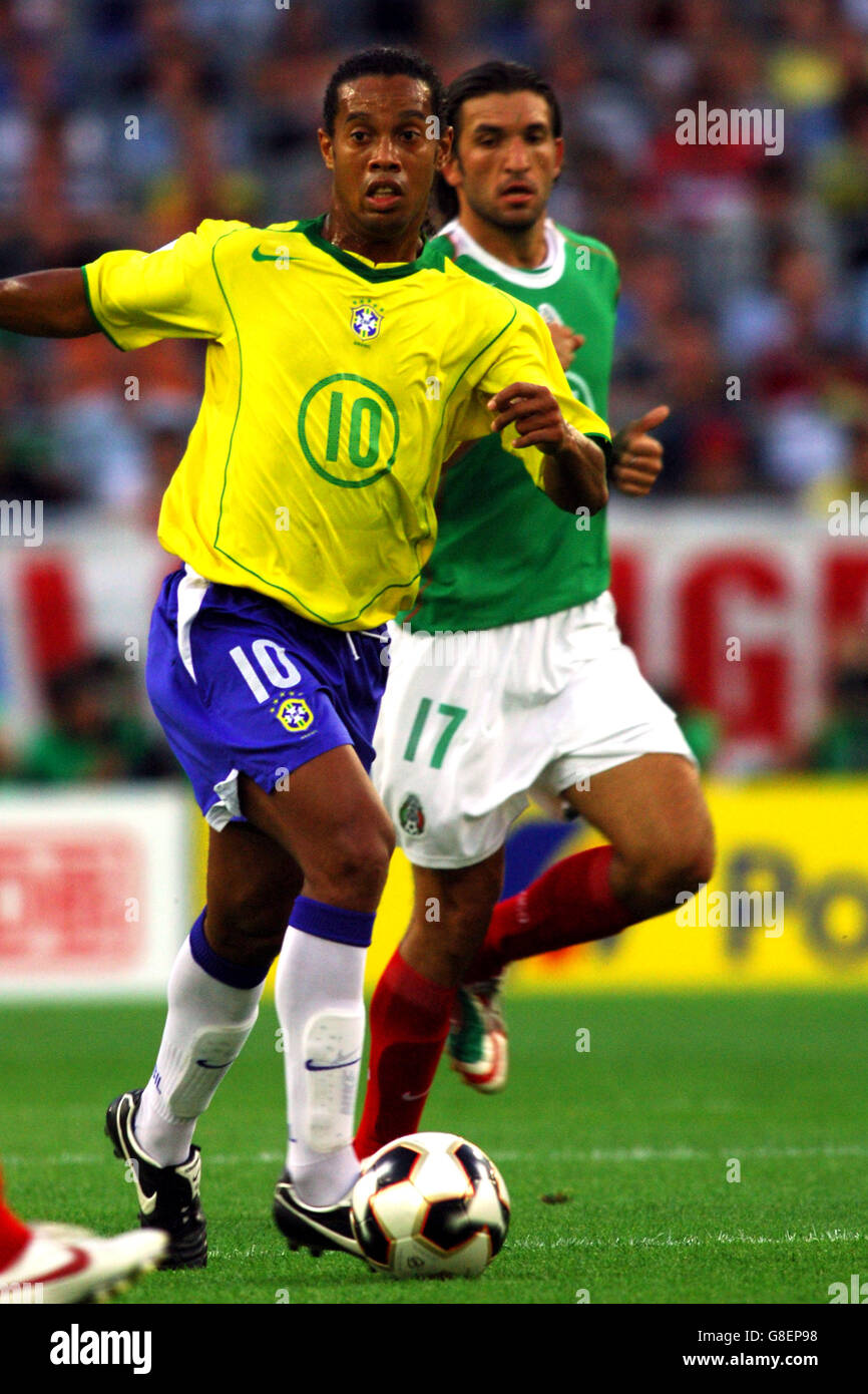 Soccer - FIFA Confederations Cup 2005 - Group B - Mexico v Brazil - World  Cup Stadium Hanover. Ronaldinho, Brazil Stock Photo - Alamy