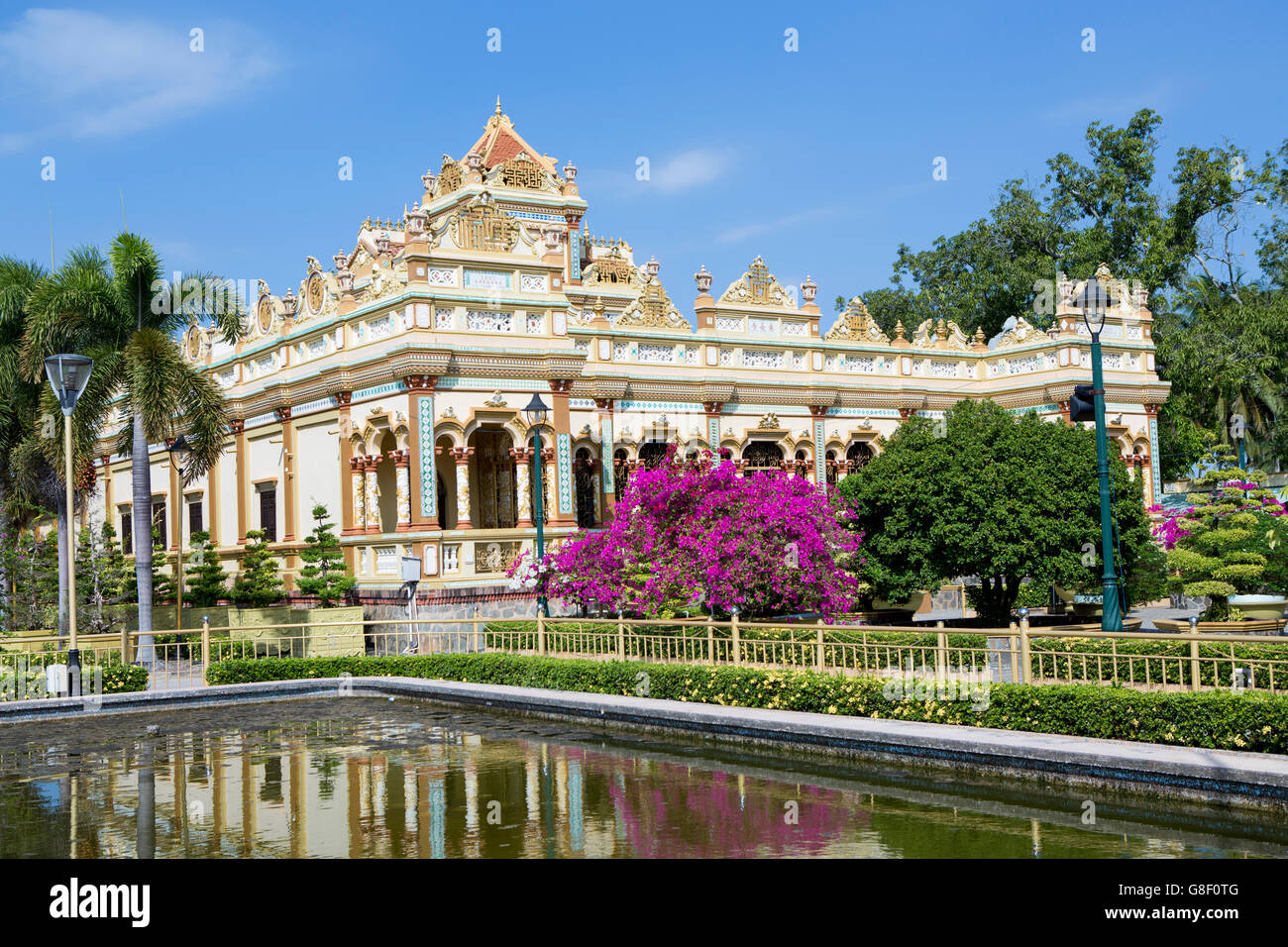 Vĩnh Tràng Temple and gardens in Mỹ Hóa village view across a temple pond, My Tho,  Bảo Định canal, My Phong, Mekong, Delta, Vietnam, Asia Stock Photo