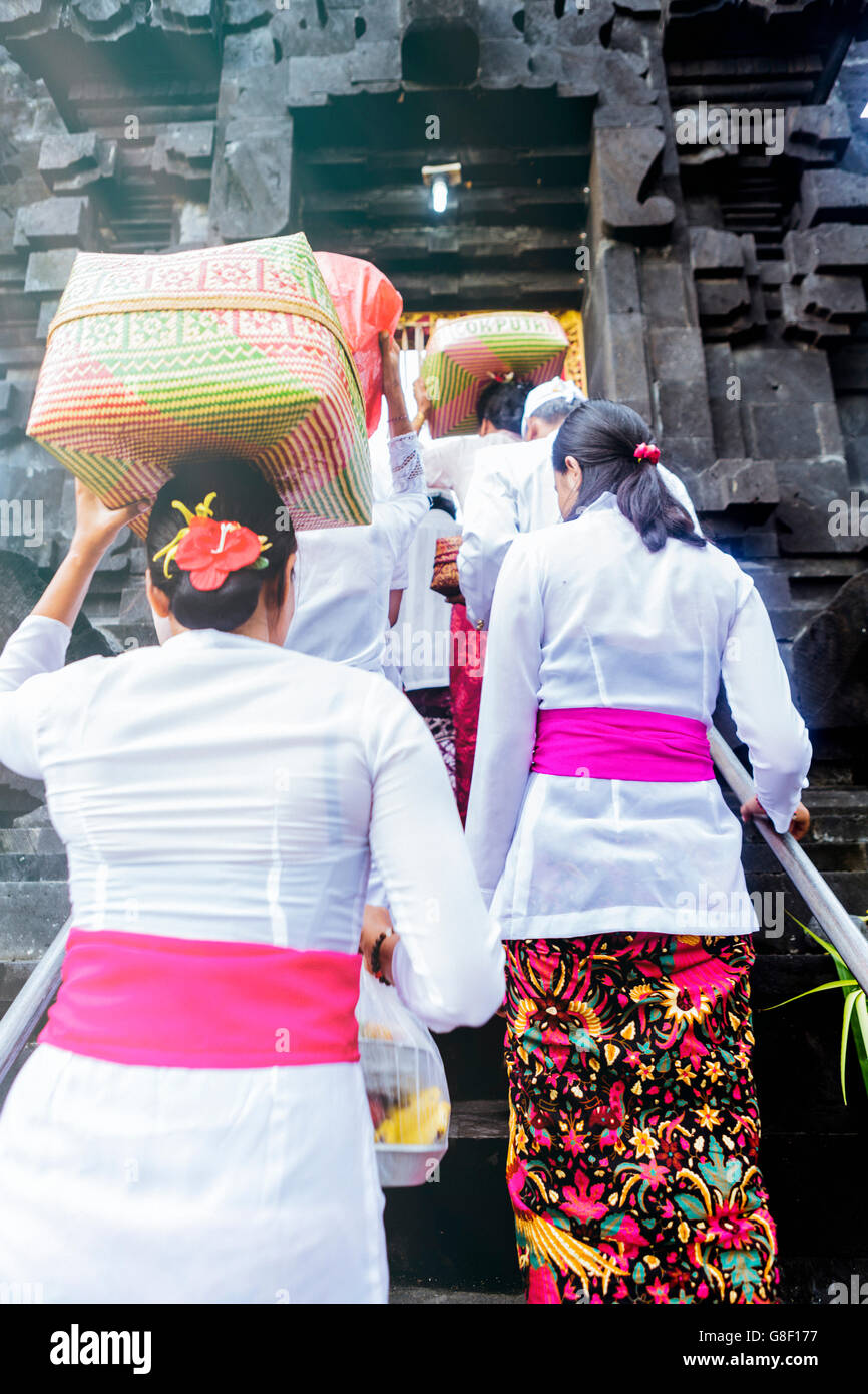 Balinese attending a ritual at a Bali Hindu temple Stock Photo - Alamy