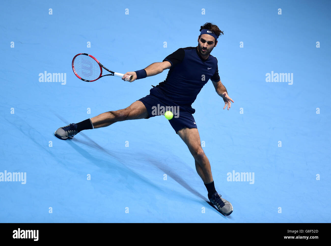 Switzerland's Roger Federer during the Final of the ATP World Tour Finals at the O2 Arena, London. PRESS ASSSOCIATION Photo. Picture date: Sunday November 22, 2015. See PA story TENNIS London. Photo credit should read: Adam Davy/PA Wire. RESTRICTIONS: , No commercial use without prior permission, please contact PA Images for further information: Tel: +44 (0) 115 8447447. Stock Photo