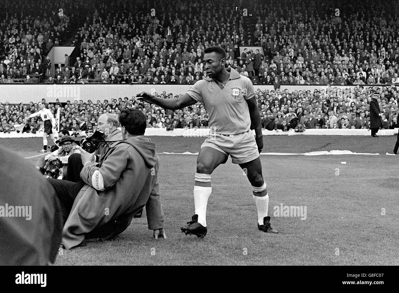 Brazil's Pele (r) apologizes to a photographer he almost knocked over ...