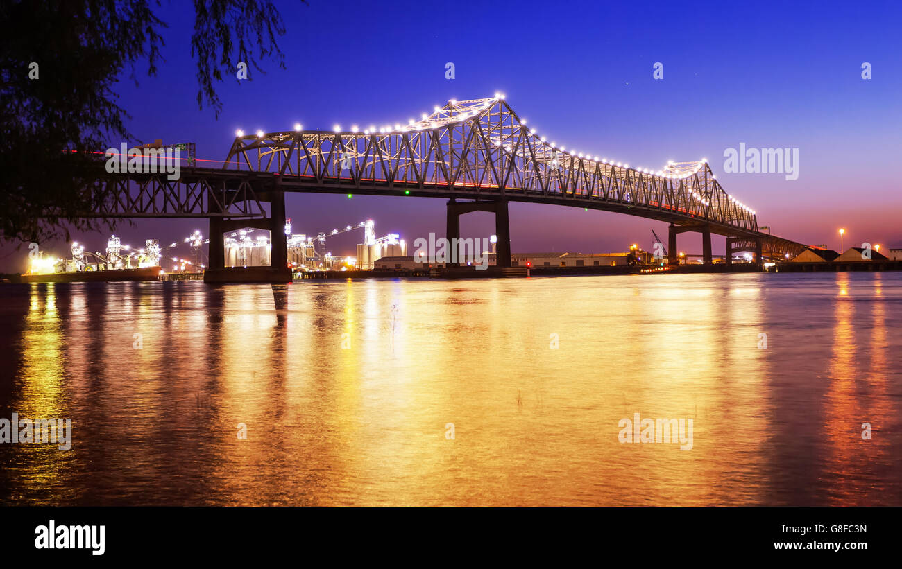 Horace Wilkinson Bridge crosses over the Mississippi River at night in Baton Rouge, Louisiana Stock Photo