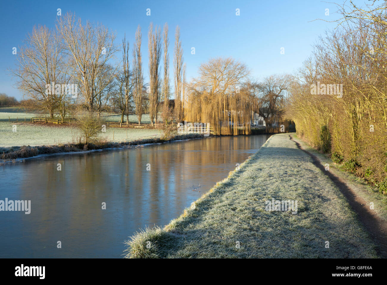 A frosty winter morning beside the Grand Union canal between Long ...