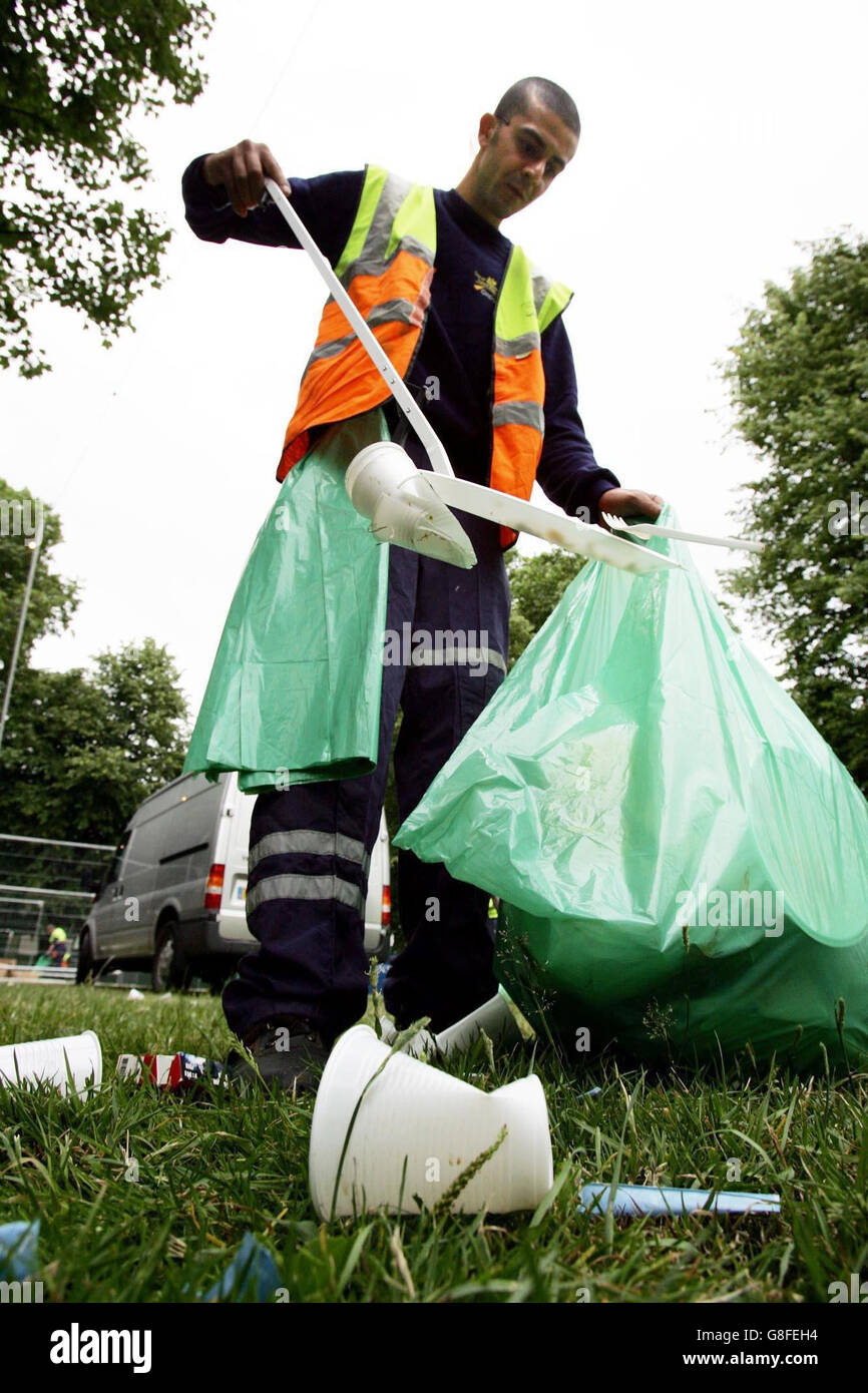 Live 8 Concert - Hyde Park. City of Westminster waste disposal personnel continue the massive clearing-up process. Stock Photo