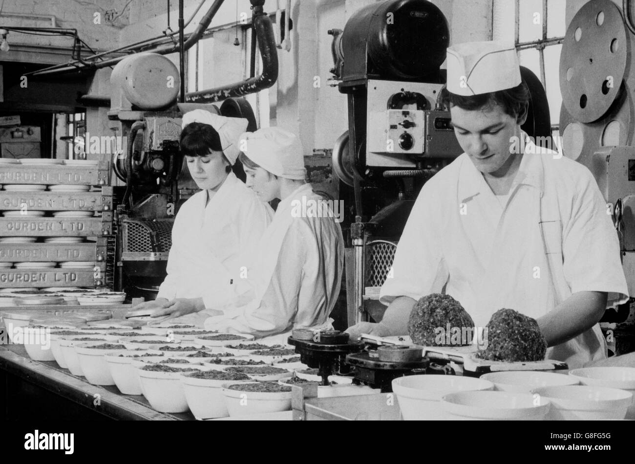 The production line of Christmas puddings at the Oxford cake manufacturers of Oliver & Gurden, where 6,132 Christmas puddings started a journey to delight the French when they left Oxford for Paris in 961 wood-wool packed containers. Stock Photo