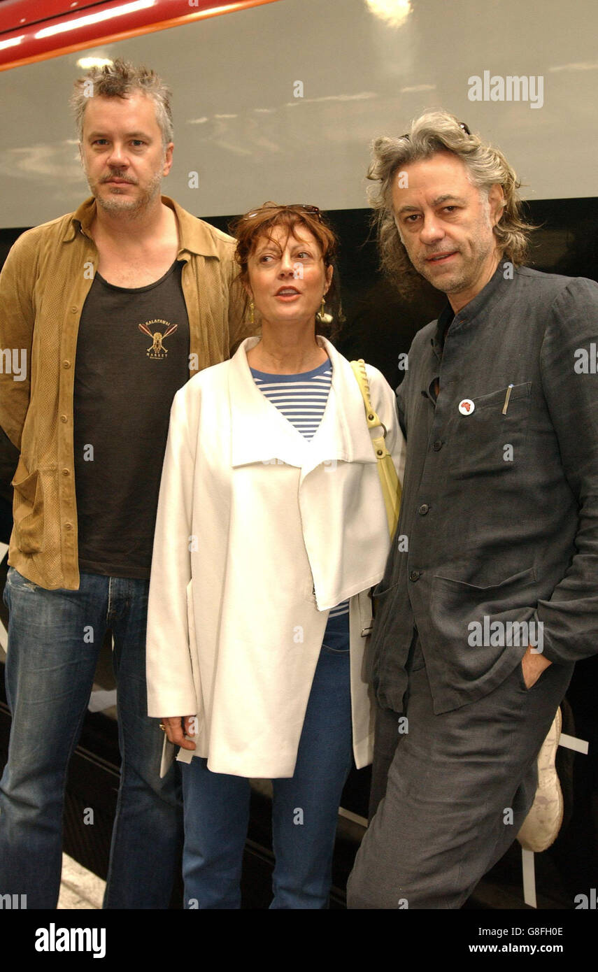 Bob Geldof welcomes Hollywood film stars Tim Robbins and Susan Sarandon, before boarding a special train at London's Euston station to take his Make Poverty History crusade to Edinburgh for the G8 summit. Stock Photo