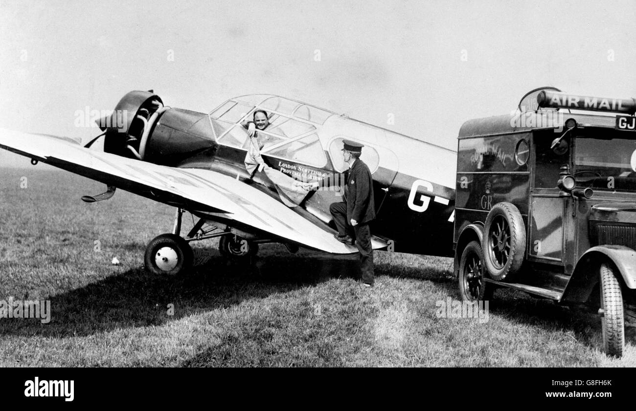 The air mail being taken from the plane to the Royal Mail van at the Handley Page Aerodrome at Radlett. Stock Photo
