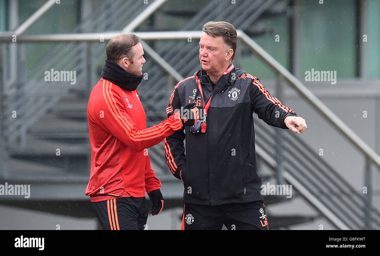 Manchester United manager Louis van Gaal (right) talks with Wayne Rooney during the training session at Aon Training Complex, Carrington. PRESS ASSOCIATION Photo. Picture date: Tuesday November 24, 2015. See PA story SOCCER Man Utd. Photo credit should read: Martin Rickett/PA Wire Stock Photo