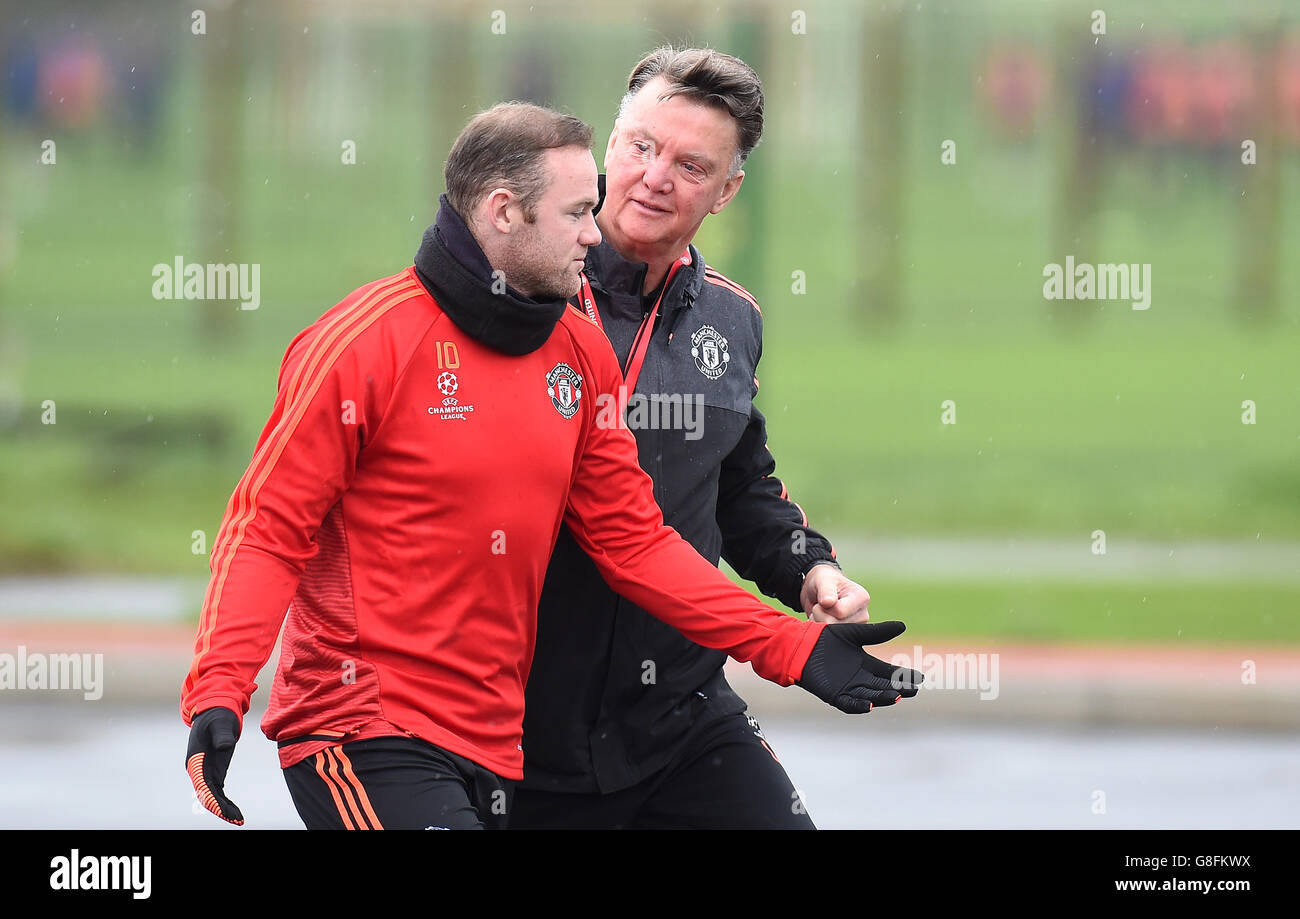 Manchester United manager Louis van Gaal (right) talks with Wayne Rooney during the training session at Aon Training Complex, Carrington. PRESS ASSOCIATION Photo. Picture date: Tuesday November 24, 2015. See PA story SOCCER Man Utd. Photo credit should read: Martin Rickett/PA Wire Stock Photo