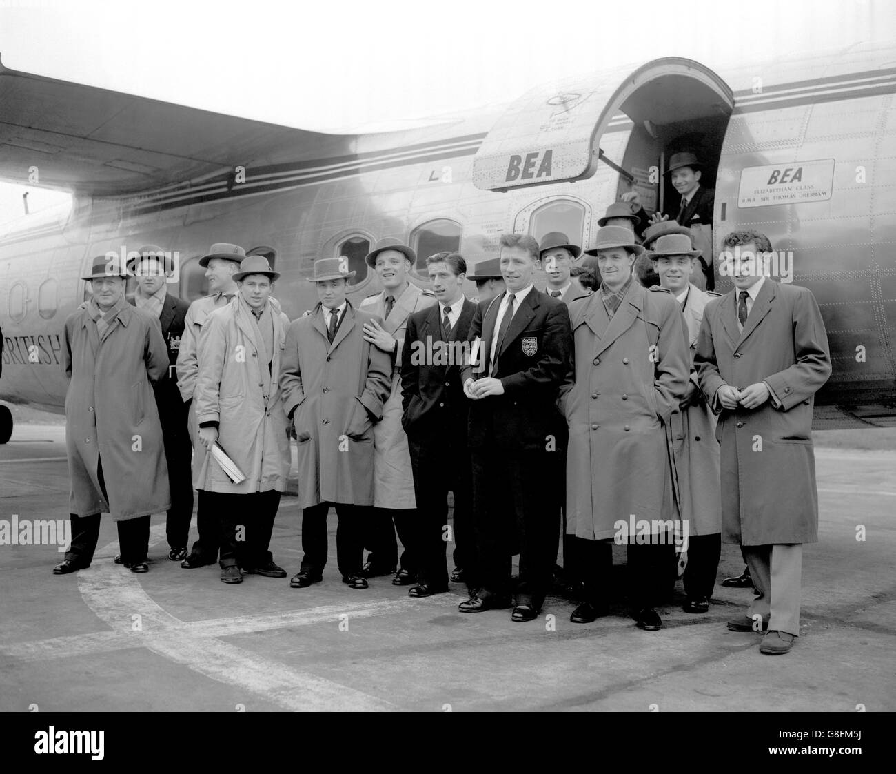 Manchester United players pose for a picture before boarding their plane to Madrid: (l-r) trainer Tom Curry, Tommy Taylor, Gordon Clayton, Wilf McGuinness, Eddie Colman, Mark Jones, Dennis Viollet, Roger Byrne, Roy Wood, Billy Whelan, Duncan Edwards, Geoff Bent Stock Photo