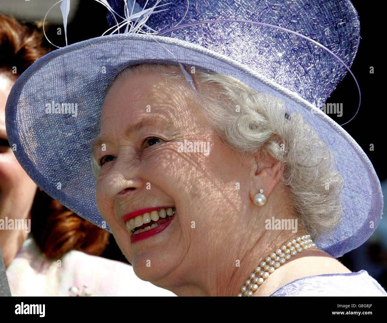 Queen elizabeth ii visits royal green jackets hires stock photography