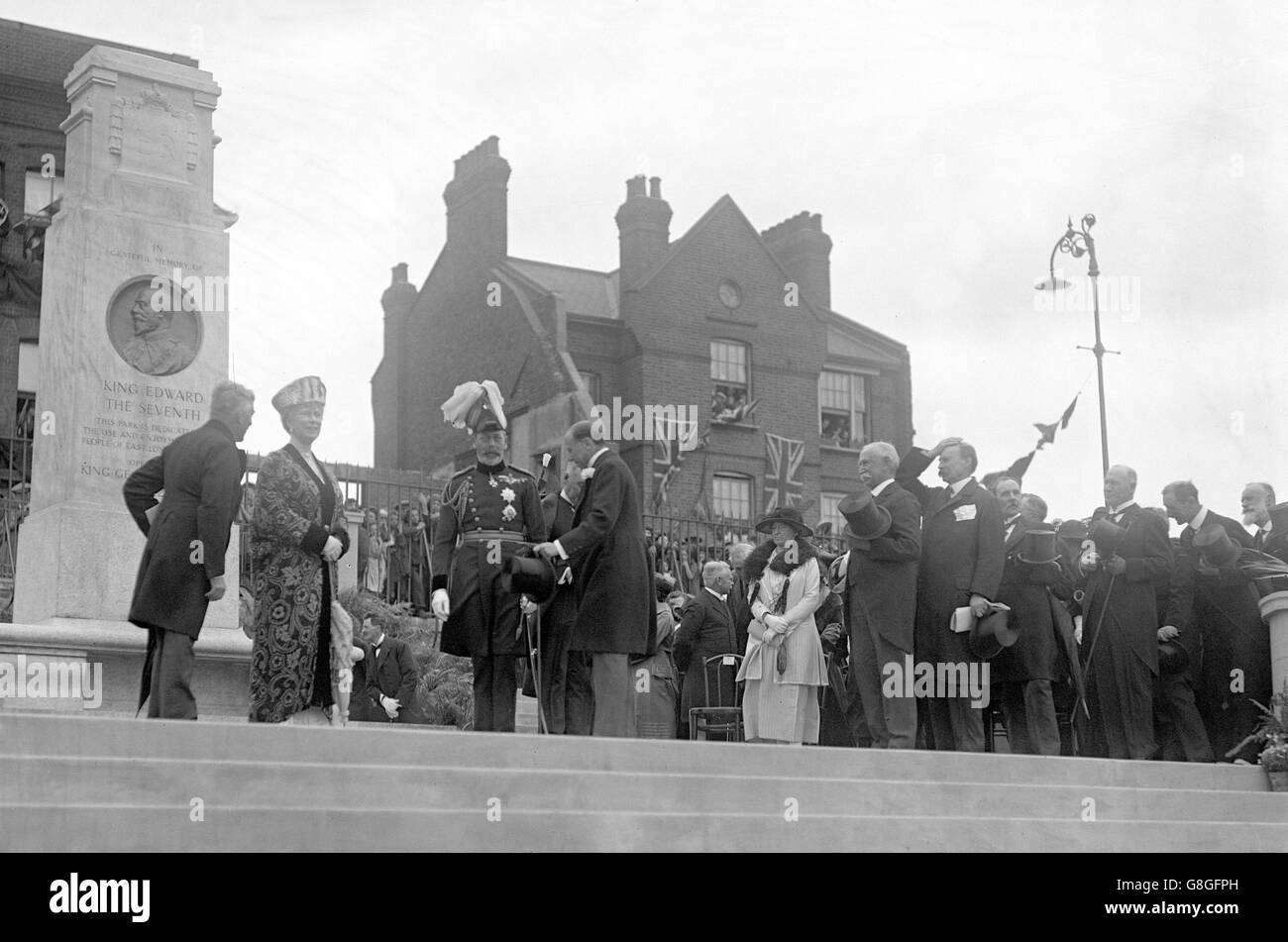 King George V, accompanied by Queen Mary, unveils the memorial in the King Edward VII Memorial Park at Shadwell. Stock Photo
