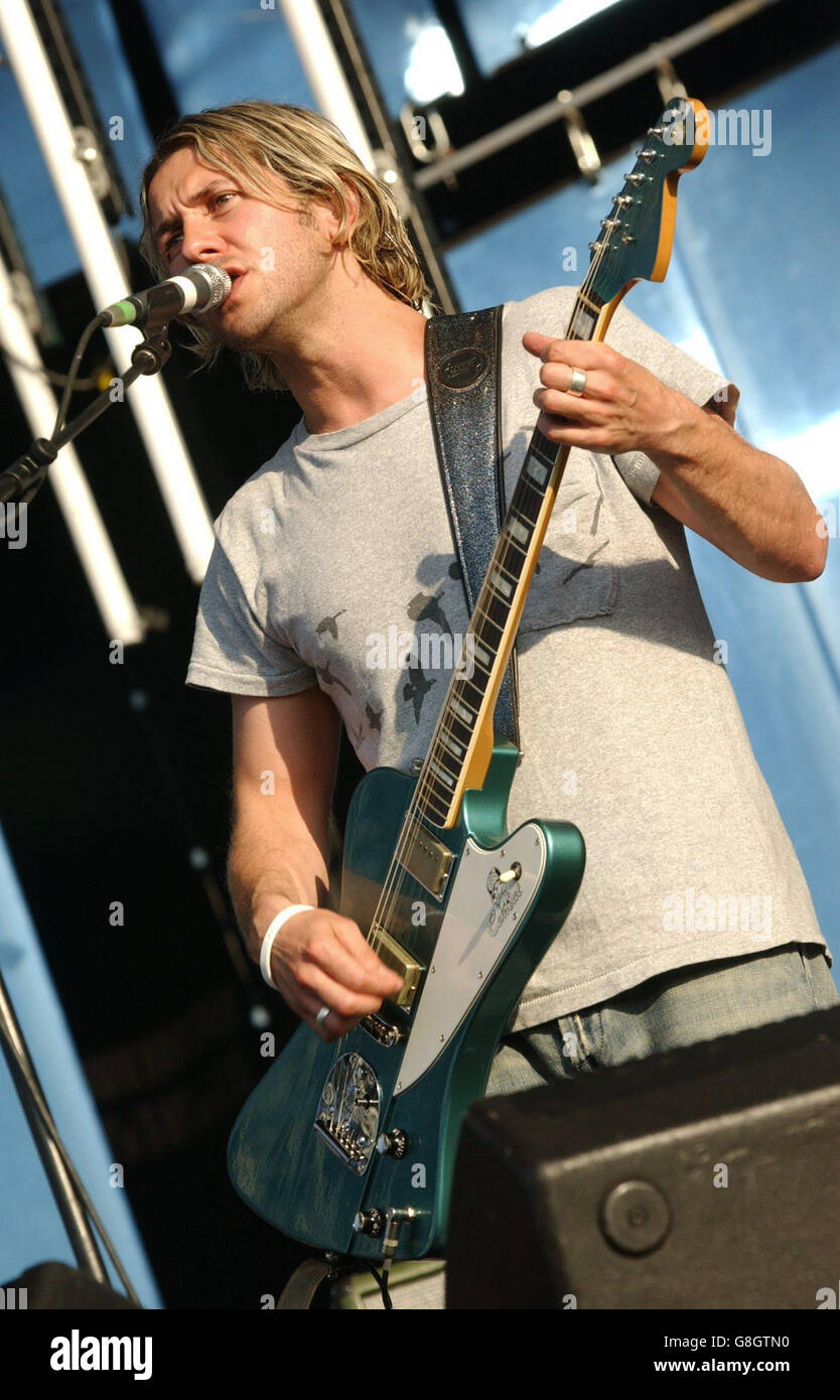 REM Concert, Hyde Park. Feeder perform as support act Stock Photo Alamy