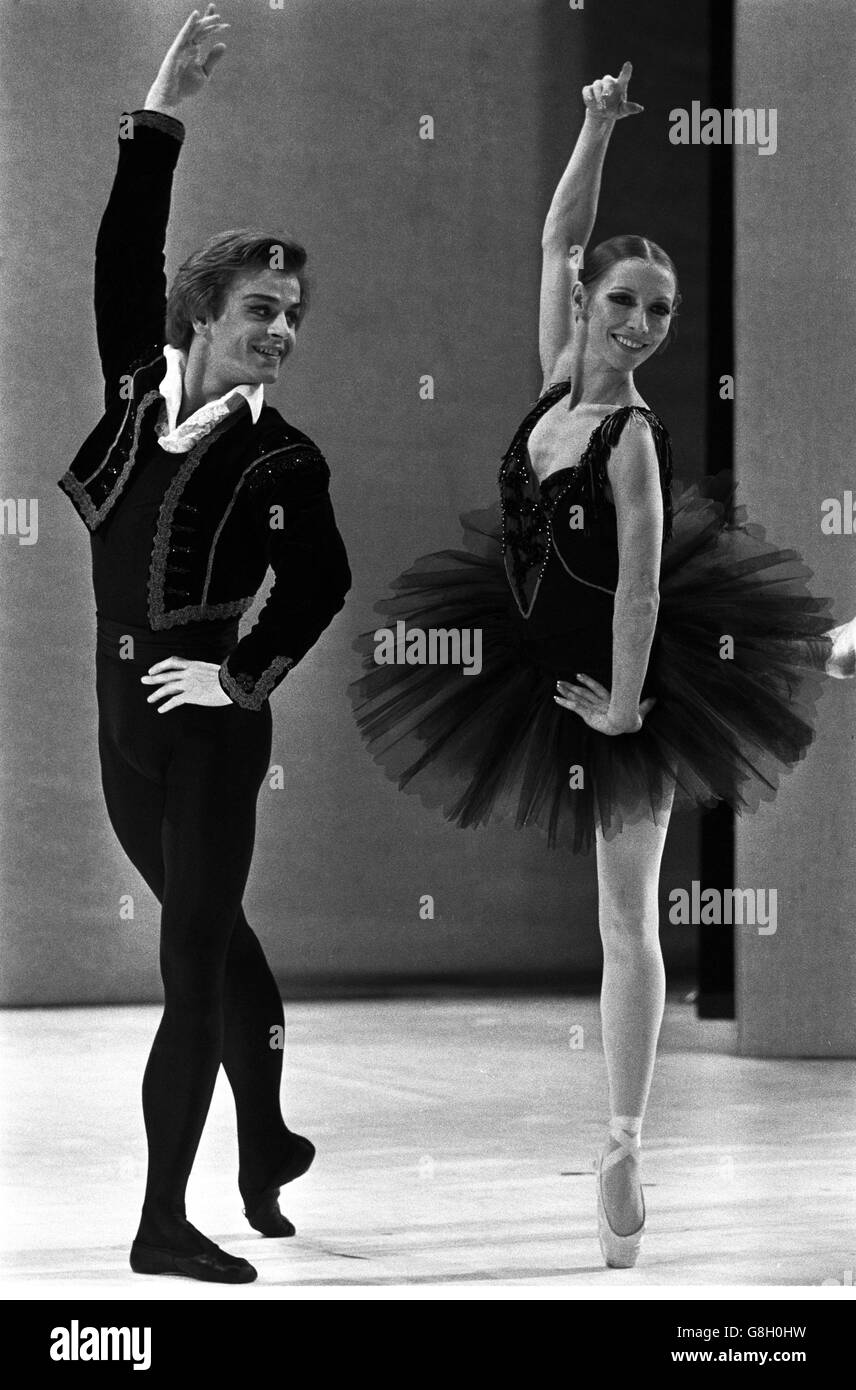 Mikhail baryshnikov dancing Black and White Stock Photos & Images - Alamy