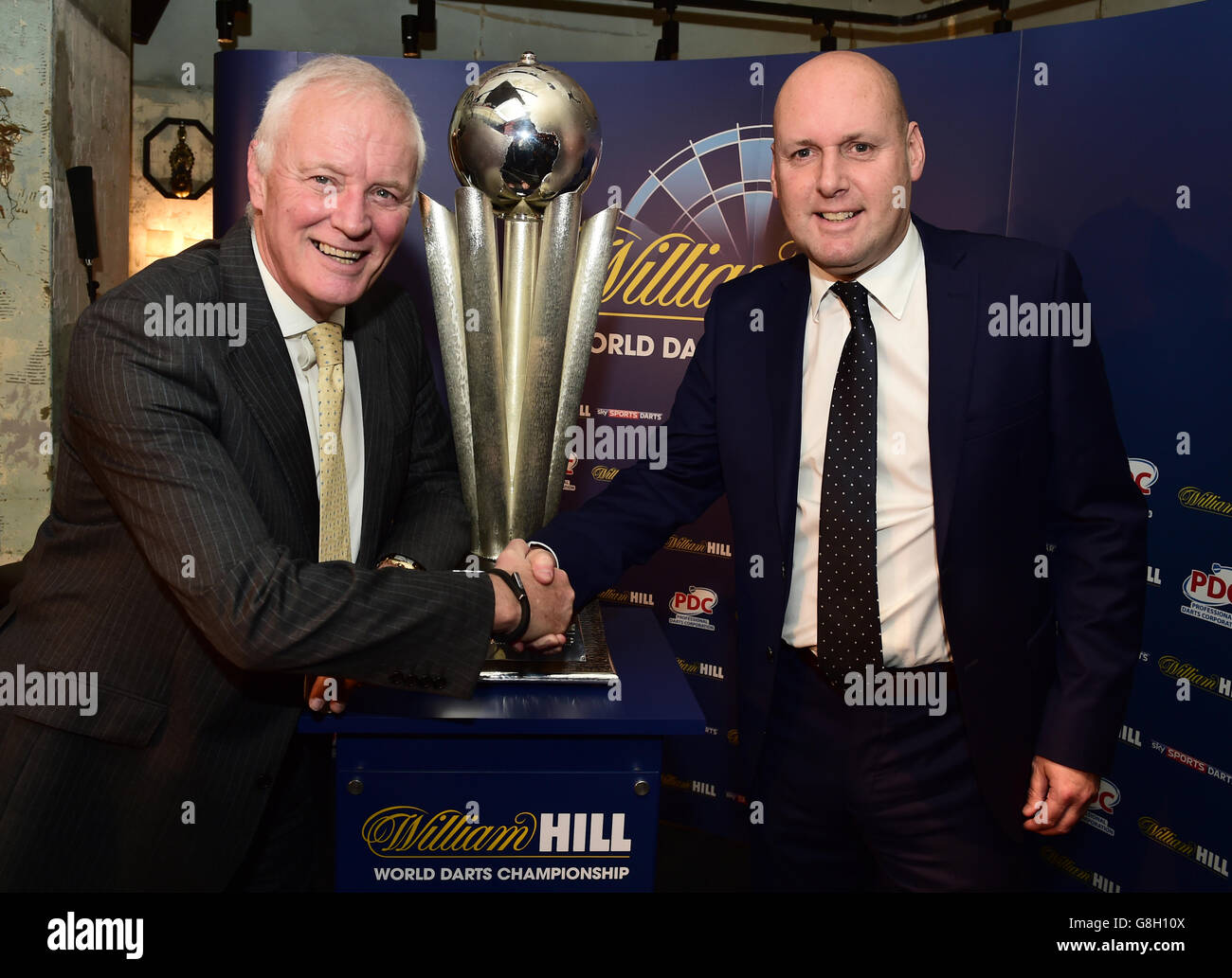 William Hill head of sponsorships and partnerships David Lynn (right) and chairman of the Professional Darts Corporation Barry Hearn during the sponsorship announcement at Flight Club, London. PRESS ASSOCIATION Photo. Picture date: Tuesday December 15, 2015. Photo credit should read: Adam Davy/PA Wire. Stock Photo
