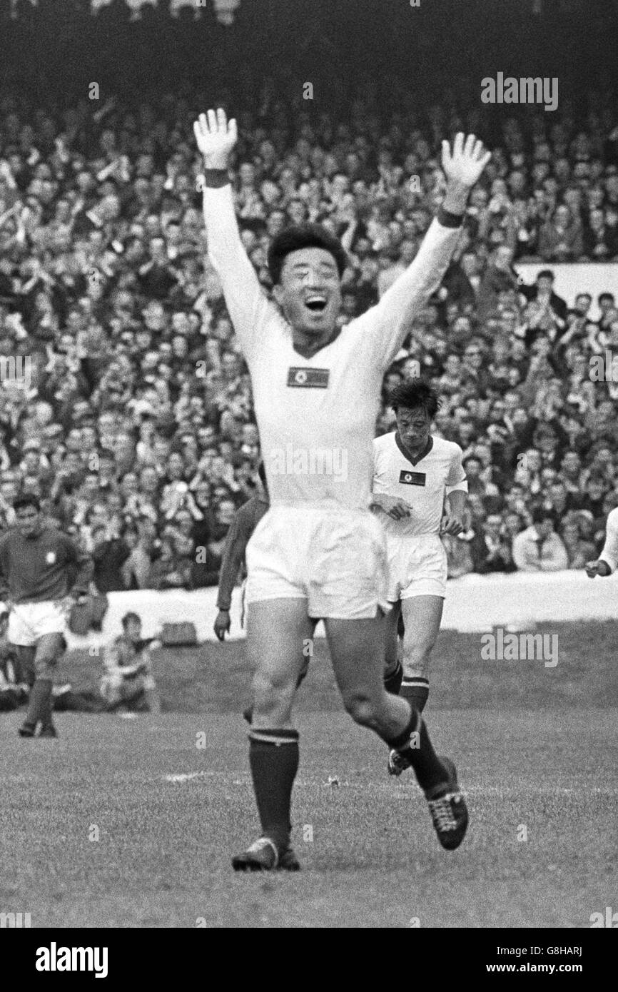 World cup 1966 soccer player england hires stock photography and