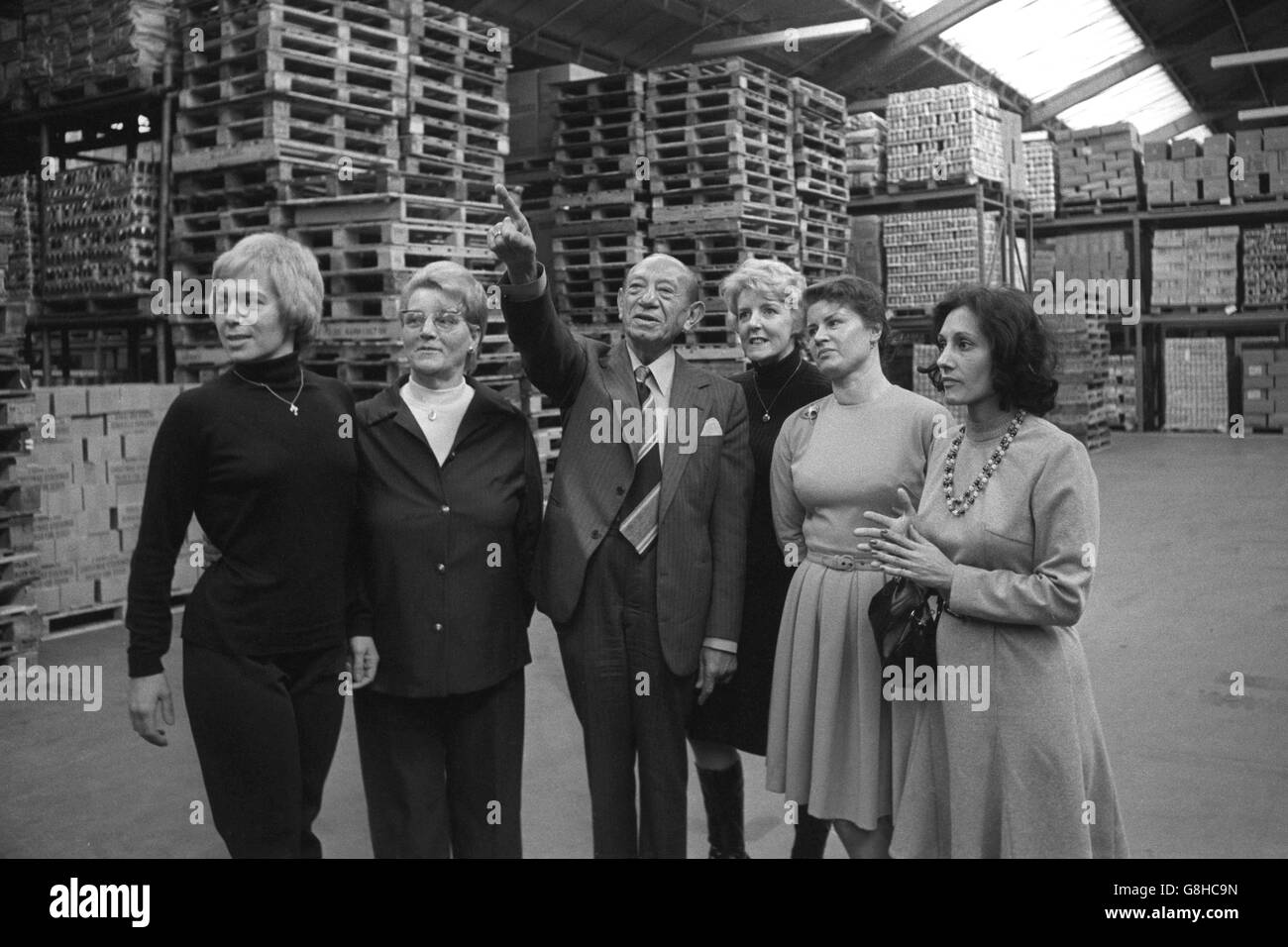 Five members of the National Housewives Association look for sugar at the warehouse of Tesco, at the invitation of its head, Sir John Cohen. (l-r) Annie Kenney, Gladys Moore, Sir John Cohen, Cynthia Stein, Betty Stevens and Sandra Brookes. Stock Photo