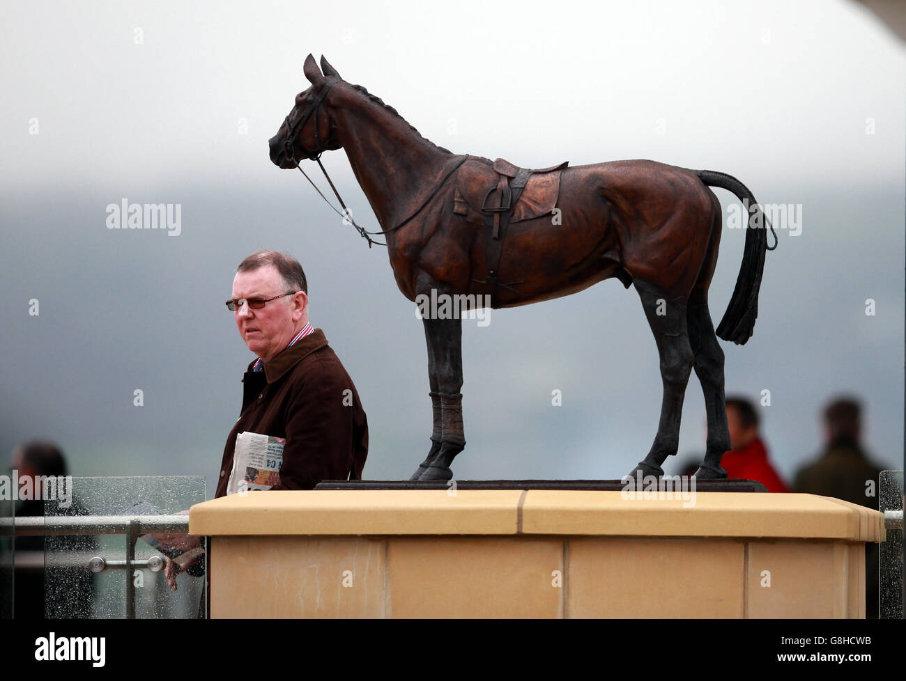 Race horse statue cheltenham hi-res stock photography and images - Alamy