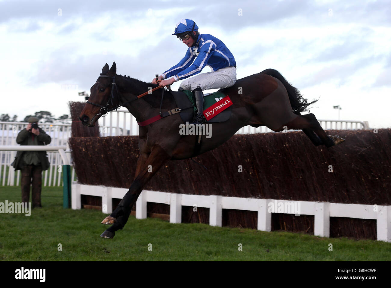 Cheltenham Races - The International - Day One. Aachen ridden by jockey Charlie Deutsch clear a fence during the Ryman Stationery Handicap Chase Stock Photo
