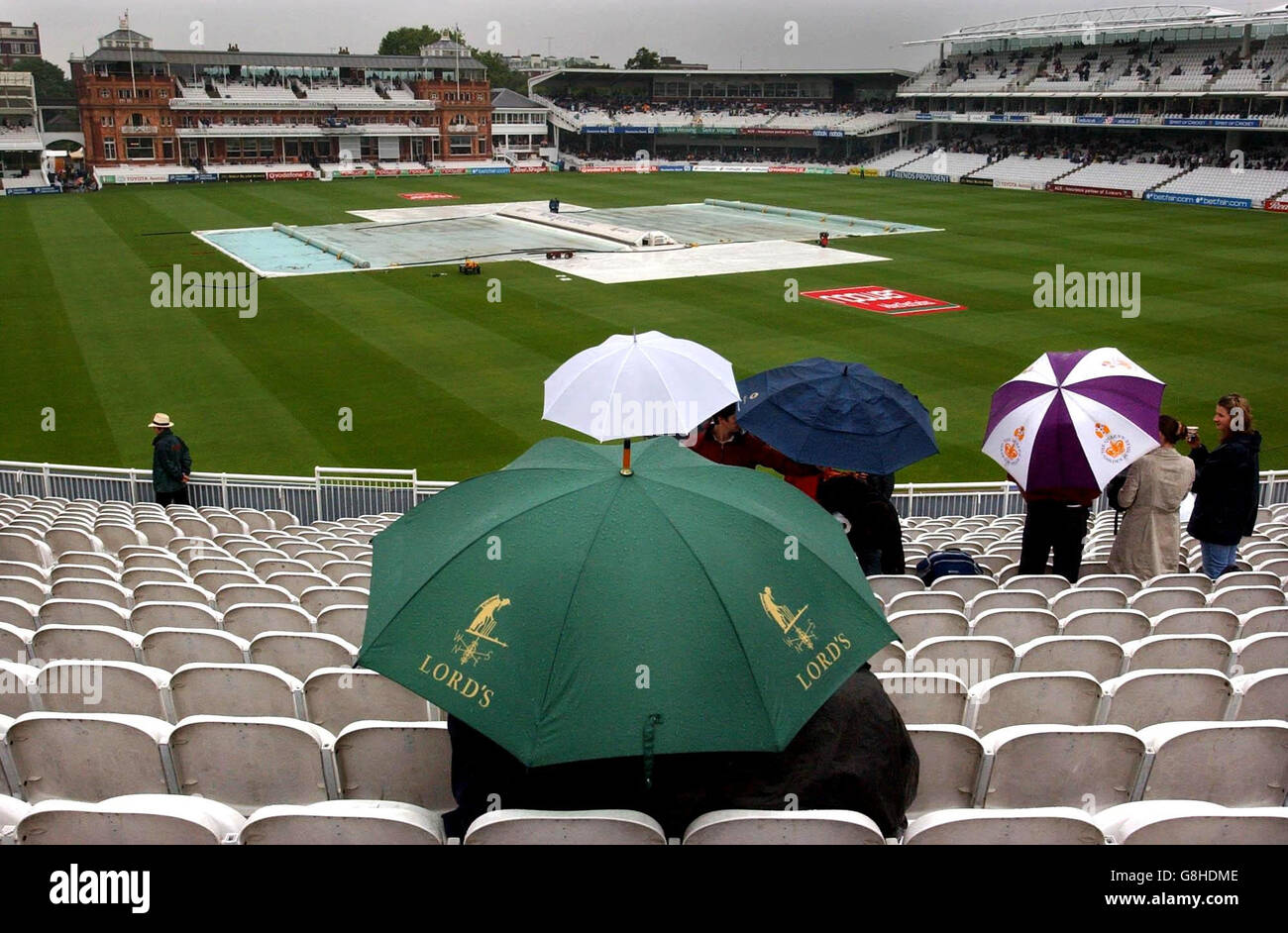 Sport cricket weather raining rain hi-res stock photography and images ...