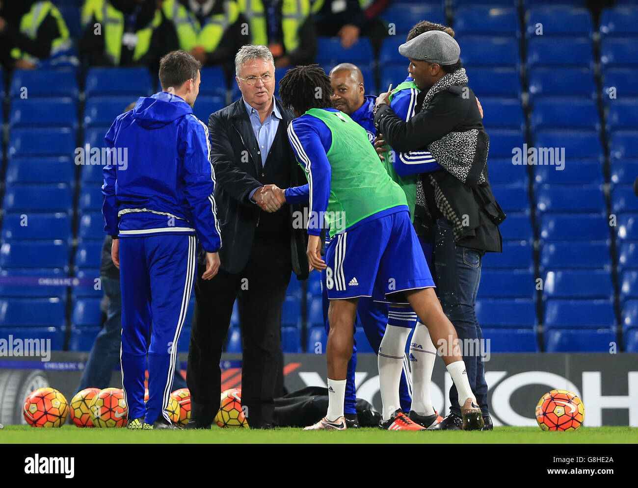 Chelsea interim manager Guus Hiddink (centre) and former Chelsea player ...
