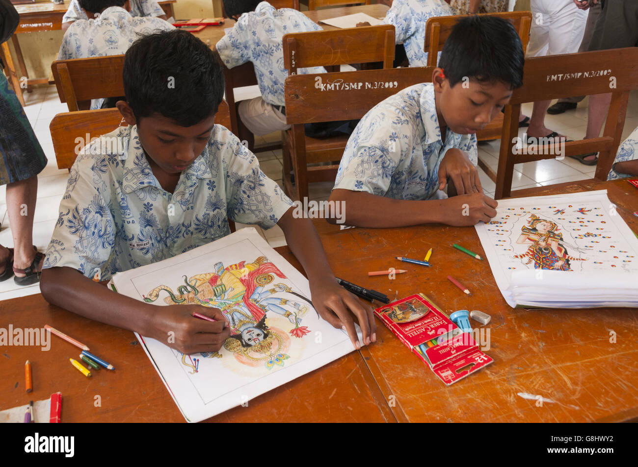 Elk220-3351 Indonesia, Bali, Ubud, Bali Art Project school visit, Balinese students drawing Stock Photo