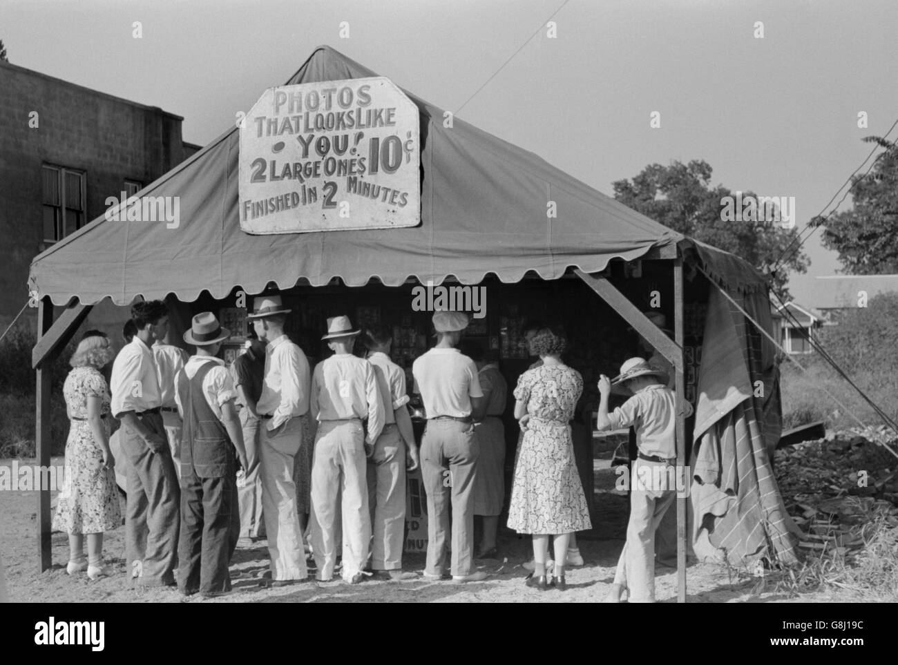 Crowd at Traveling Photographer's Tent, Steele, Missouri, USA, Russell Lee, August 1938 Stock Photo