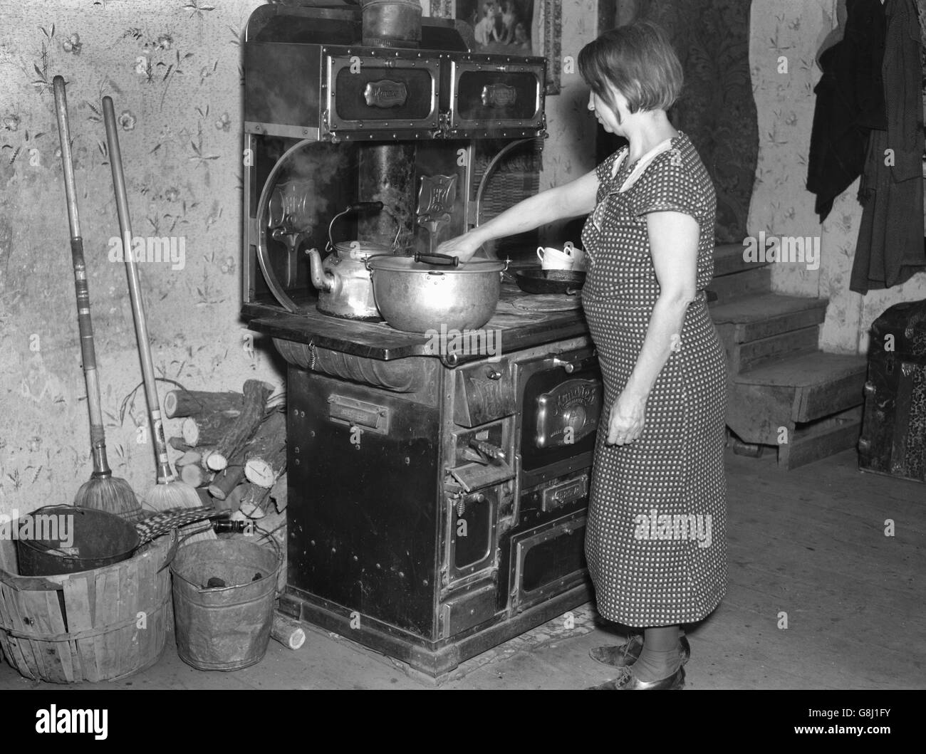 Wife of Tenant Farmer and Mother of Twelve Children in Kitchen, near Battleground, Indiana, USA, Russell Lee, March 1937 Stock Photo