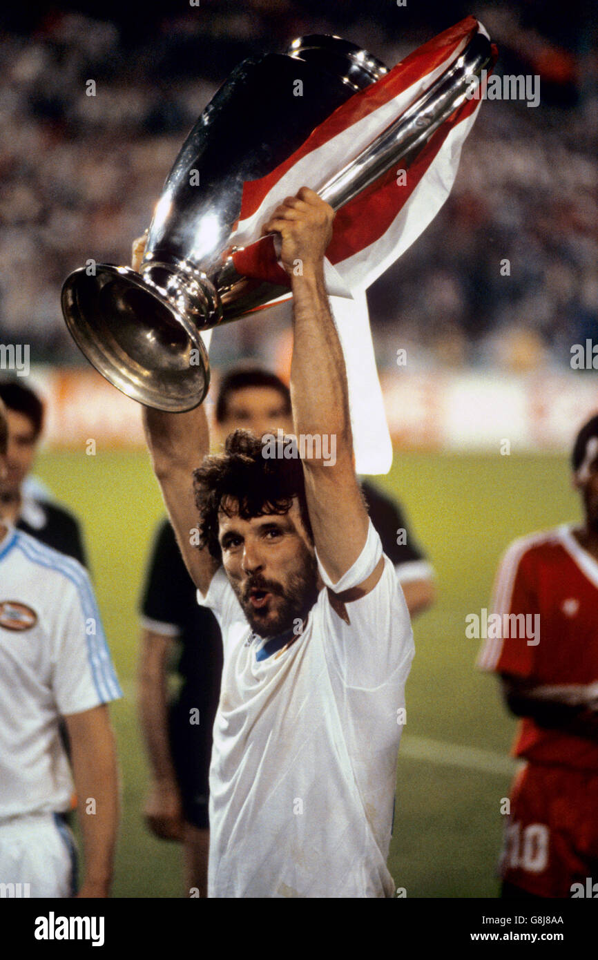 Soccer - European Cup - Final - PSV Eindhoven v Benfica - Neckar-Stadion. PSV  Eindhoven captain Eric Gerets holds the European Cup aloft after his team  triumphed in the penalty shootout Stock Photo - Alamy