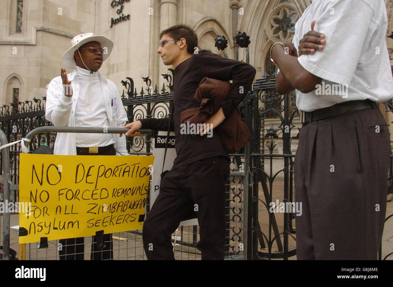 Noble Sibanda (left) takes part in a 'solidarity vigil' organised by the United Network of Detained Zimbabweans (UNDZ) outside the Royal Courts of Justice. The Refugee Council is supporting the vigil as campaigners fight for the permanent prevention of Zimbabwean asylum seekers from being forced to return back to their country under Robert Mugabe's regieme. Stock Photo