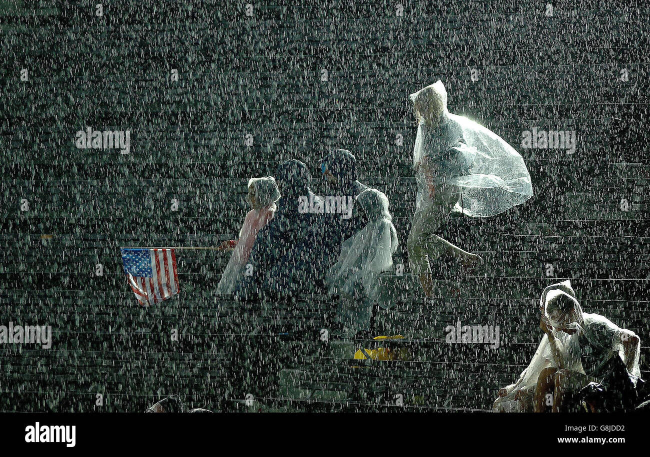 Athletics - IAAF World Athletics Championships - Helsinki 2005 - Olympic Stadium. Torrential rain delays the programme. Stock Photo